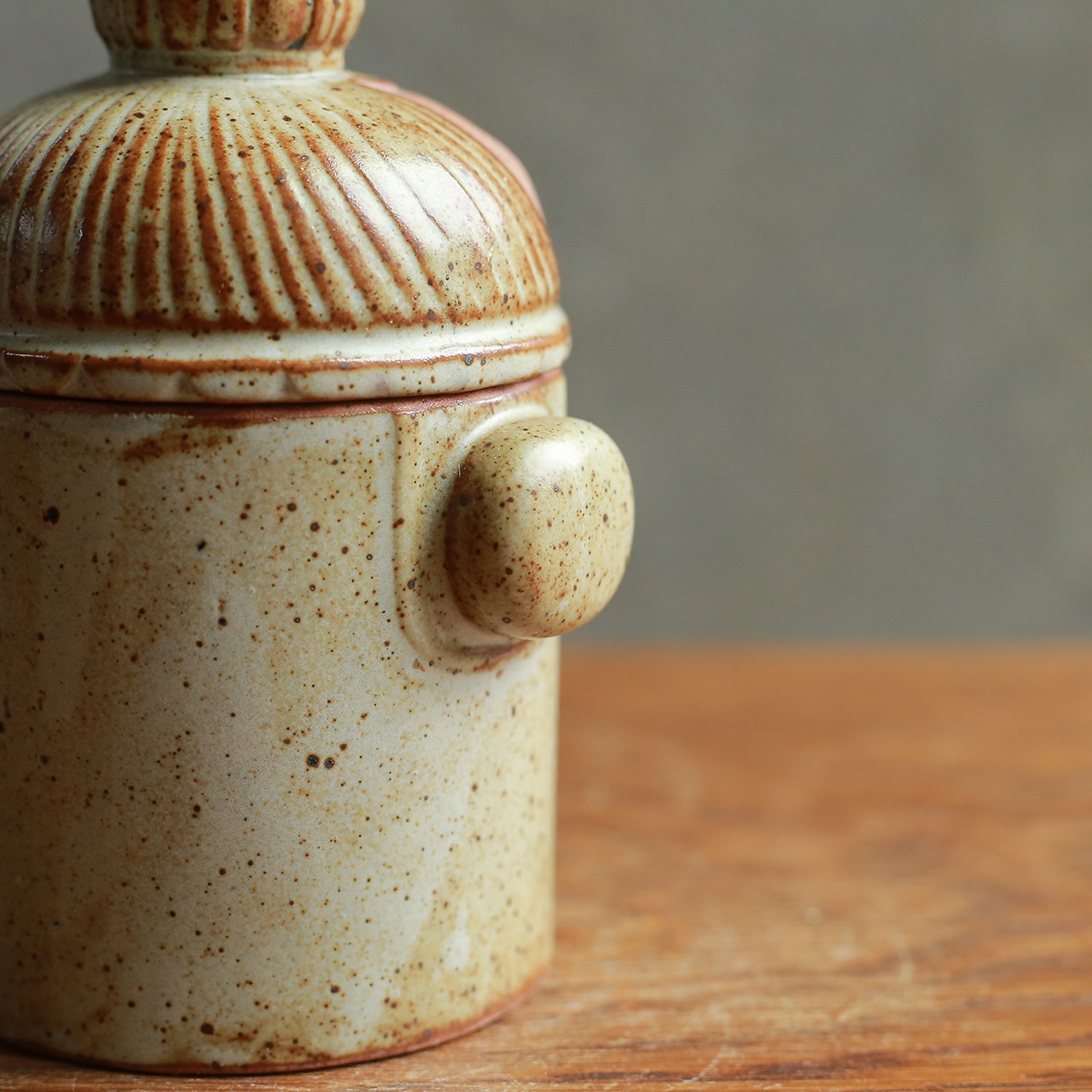 ひょうきんな女王様の小物入れ 2