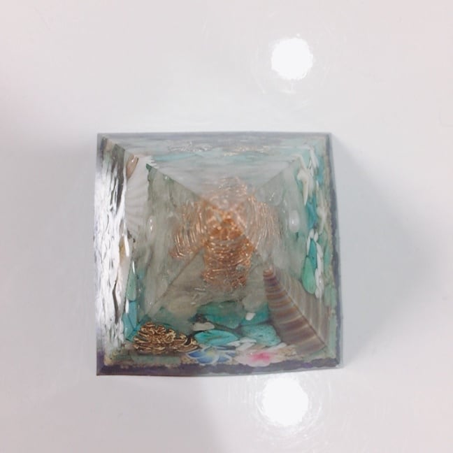 ピラミッド型オルゴナイト☆*。海イメージ♡ホヌ✳︎貝殻✳︎星の砂