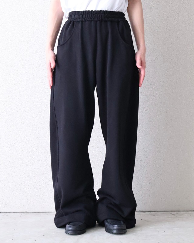 【+(Plūs)】Wide silhouette seam sweat trousers black