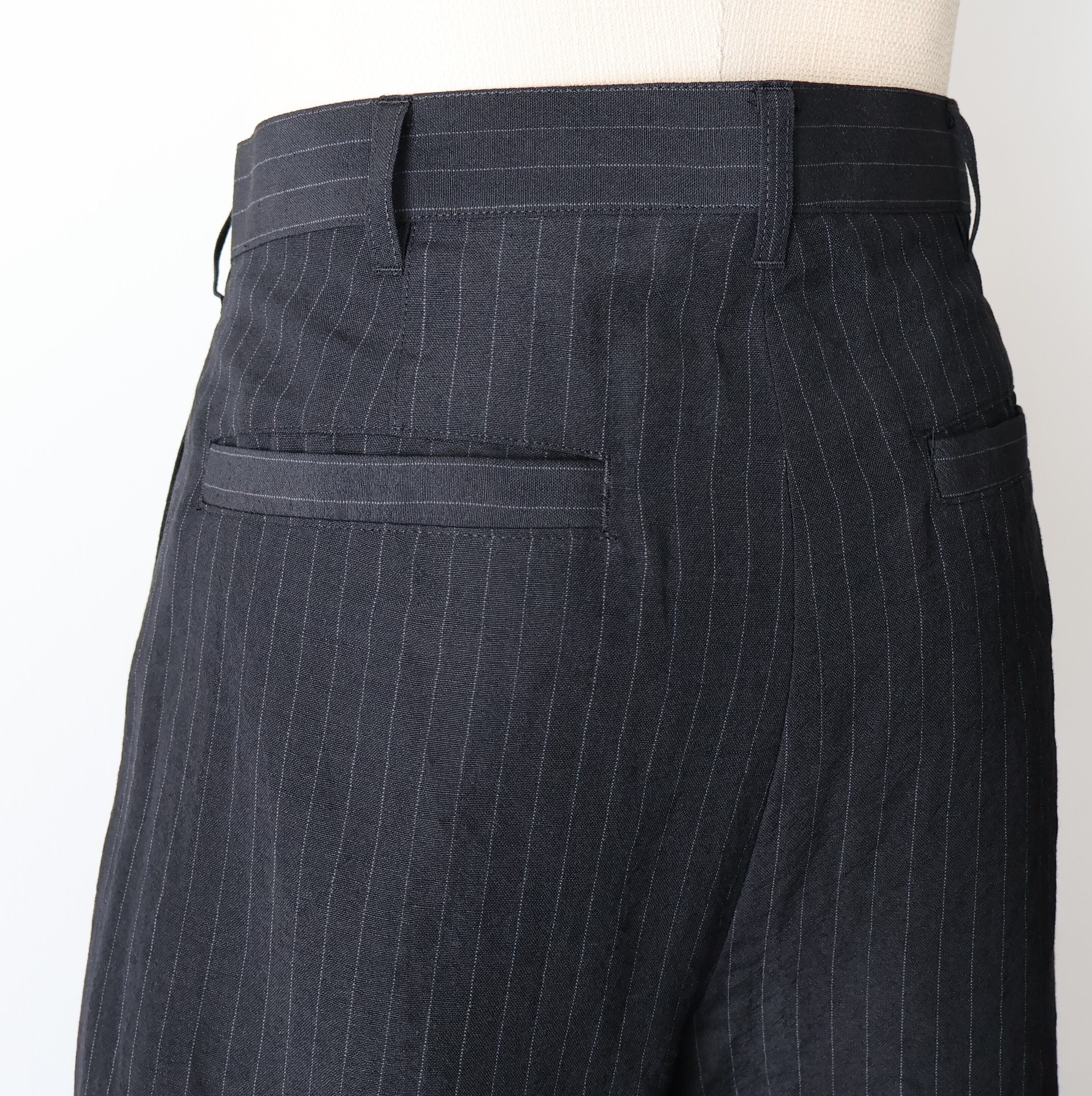 universal products. “ WOOL LINEN 2 TUCK TROUSERS ( Stripe )” | H