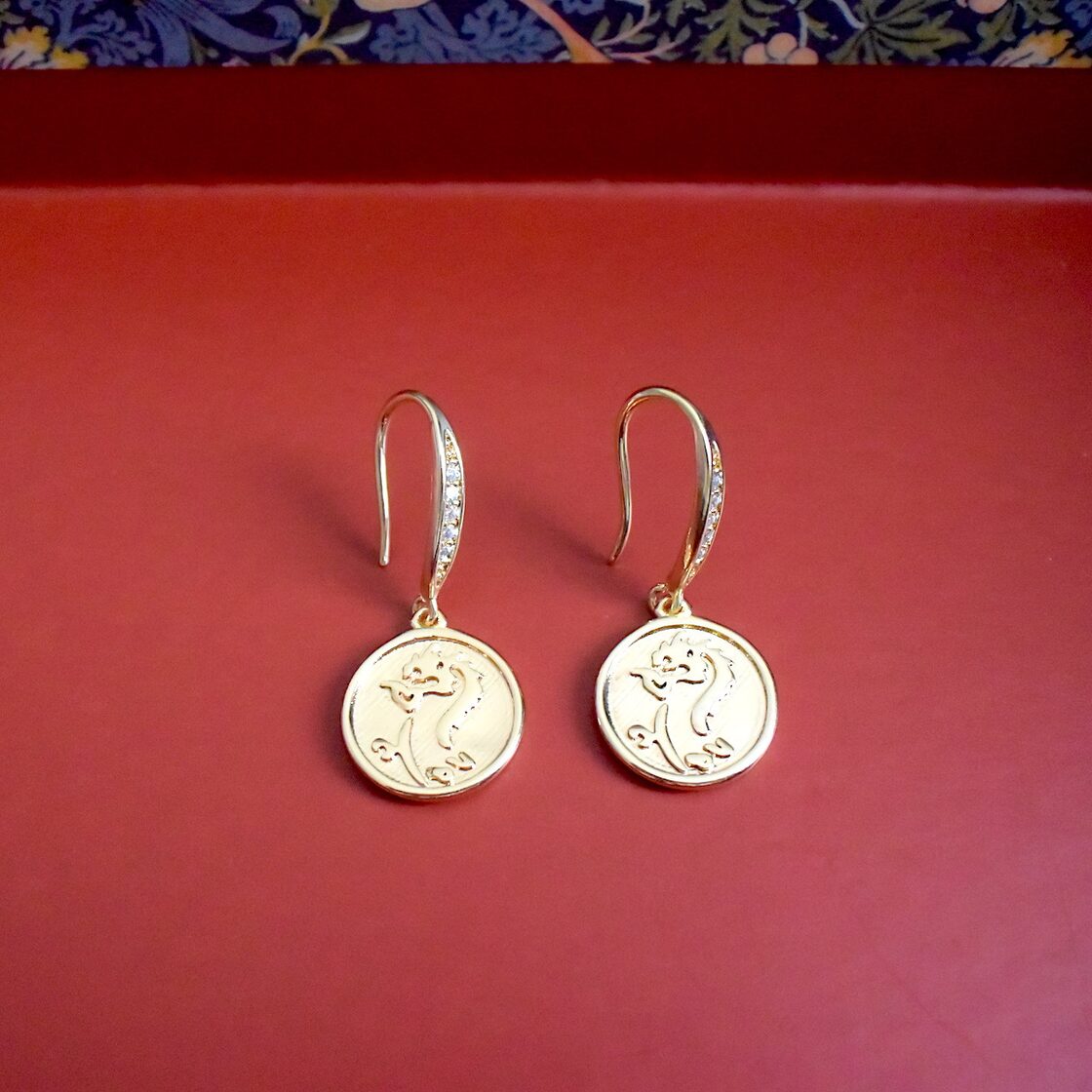 2024干支 辰 「龍舞春風」龍のコインとジルコニアフックピアス ゴールド ハンドメイド | Pay ID