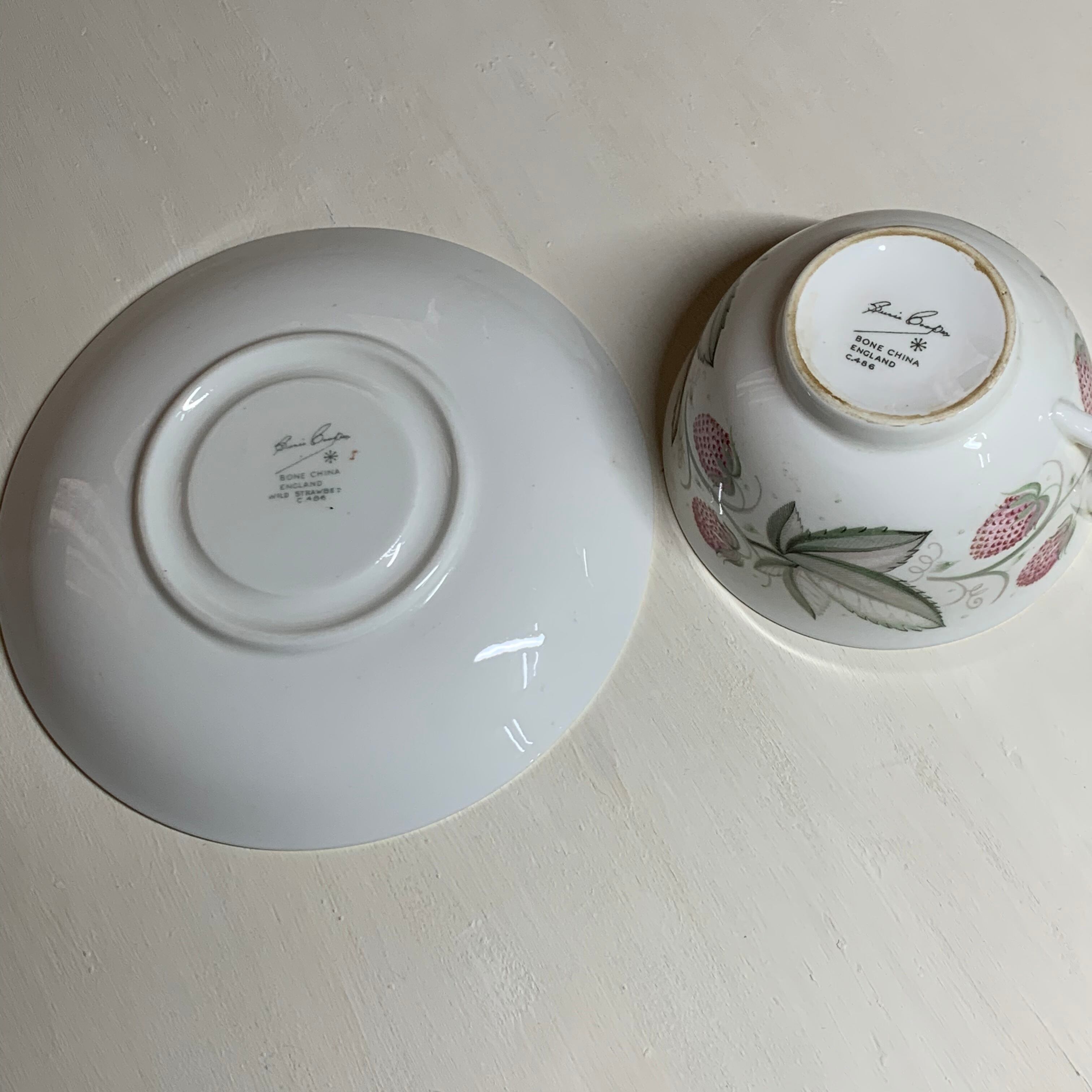 スージークーパー「ワイルドストロベリー カップ＆ソーサー」イギリス