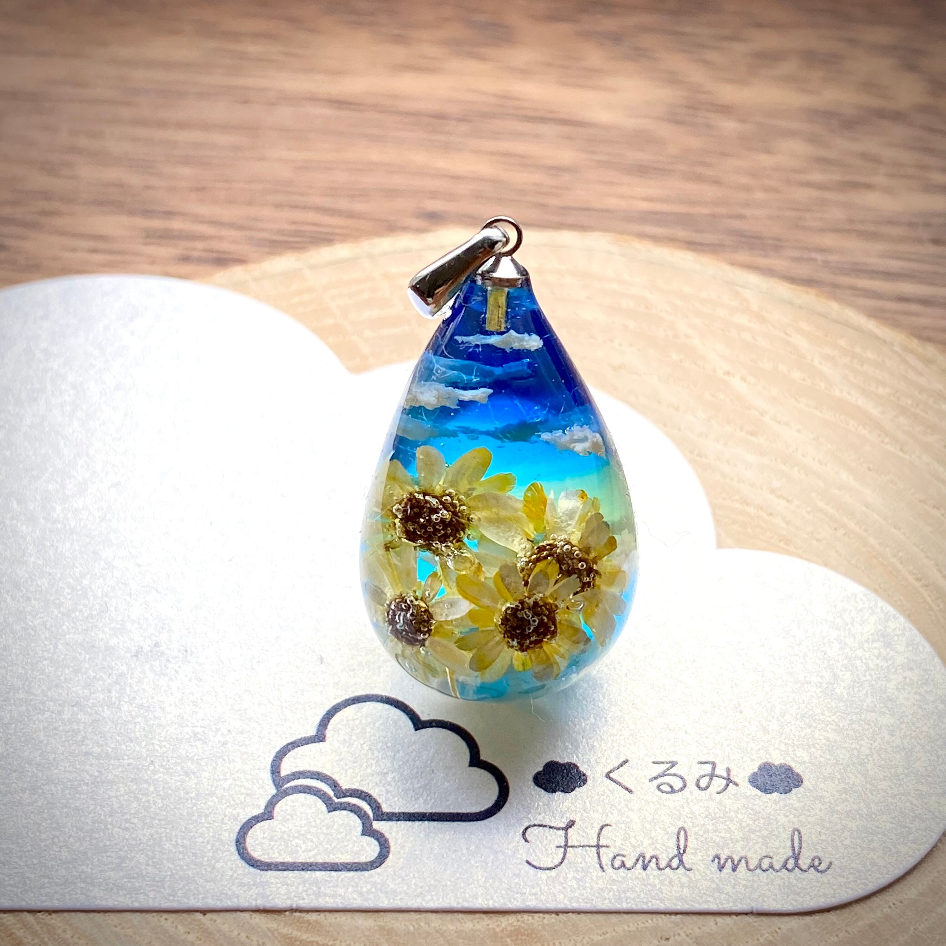 ひまわり畑と青空 しずく型 27×17mm バチカン付き
