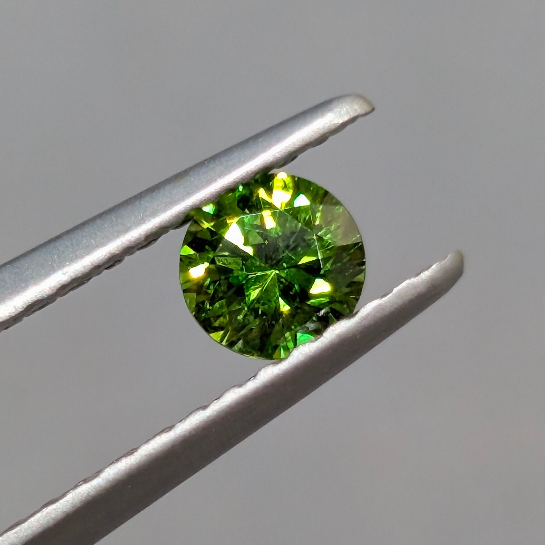 イラン産デマントイドガーネット 0.30ct 3.95mm ラウンドルース トップ 