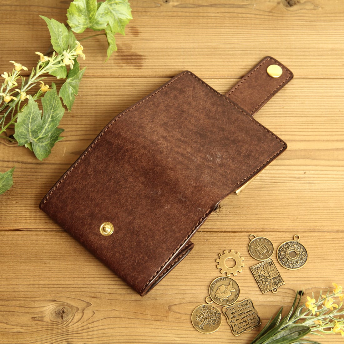 コンパクト財布 コインキャッチ付き / チョコレート | HANARE LEATHER オンラインショップ コンパクト財布 コインキャッチ付き / チョコレート | HANARE LEATHER オンラインショップ