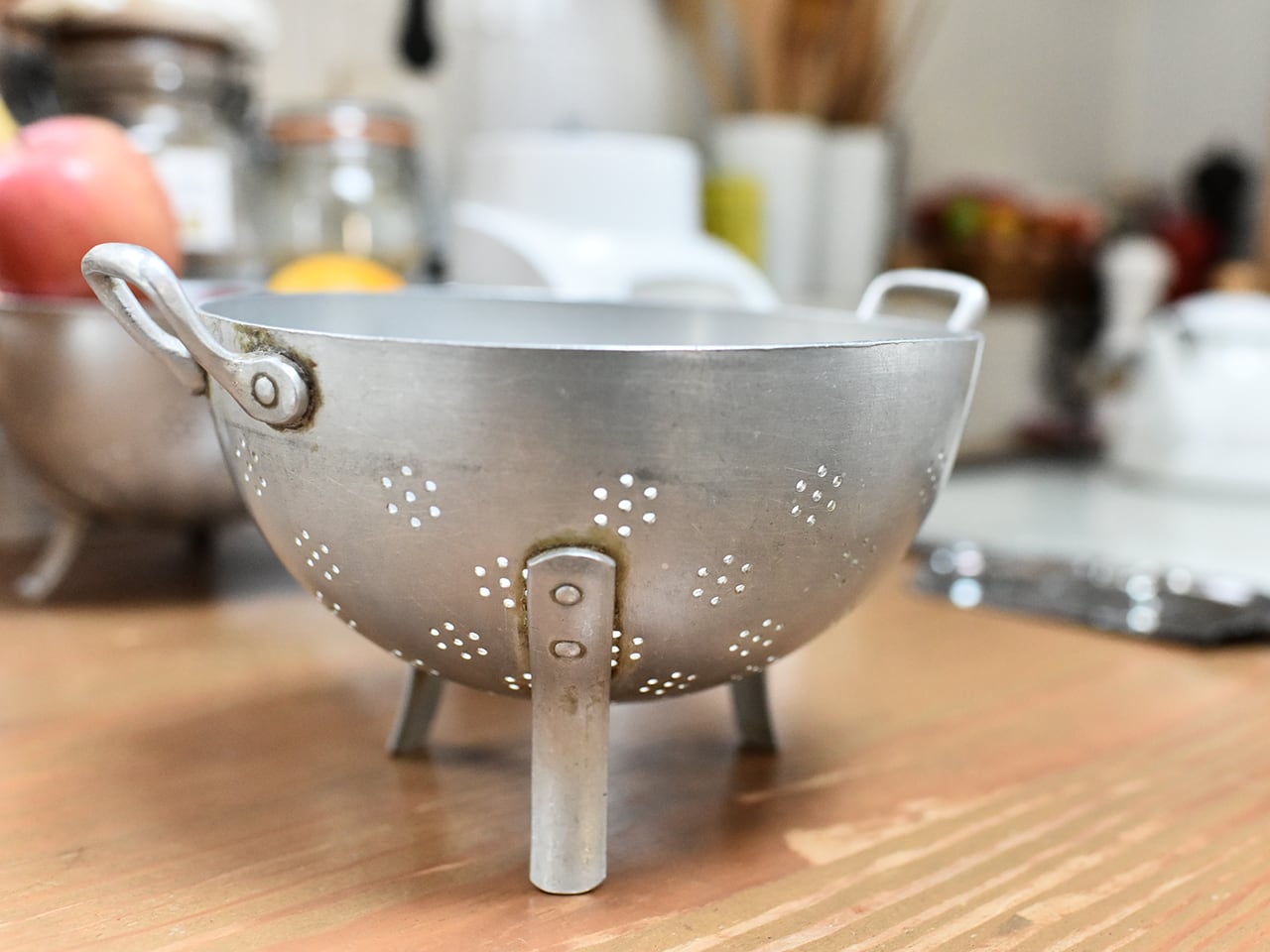 花形の水切り穴が可愛いアルミ製のコランダー フレンチアンティーク