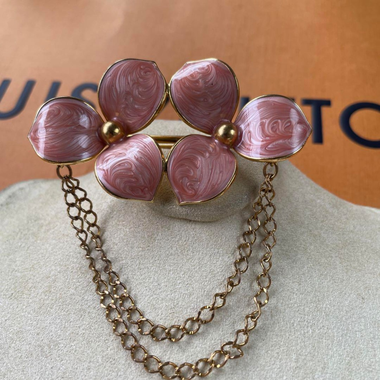 ピンクゴールドブローチ