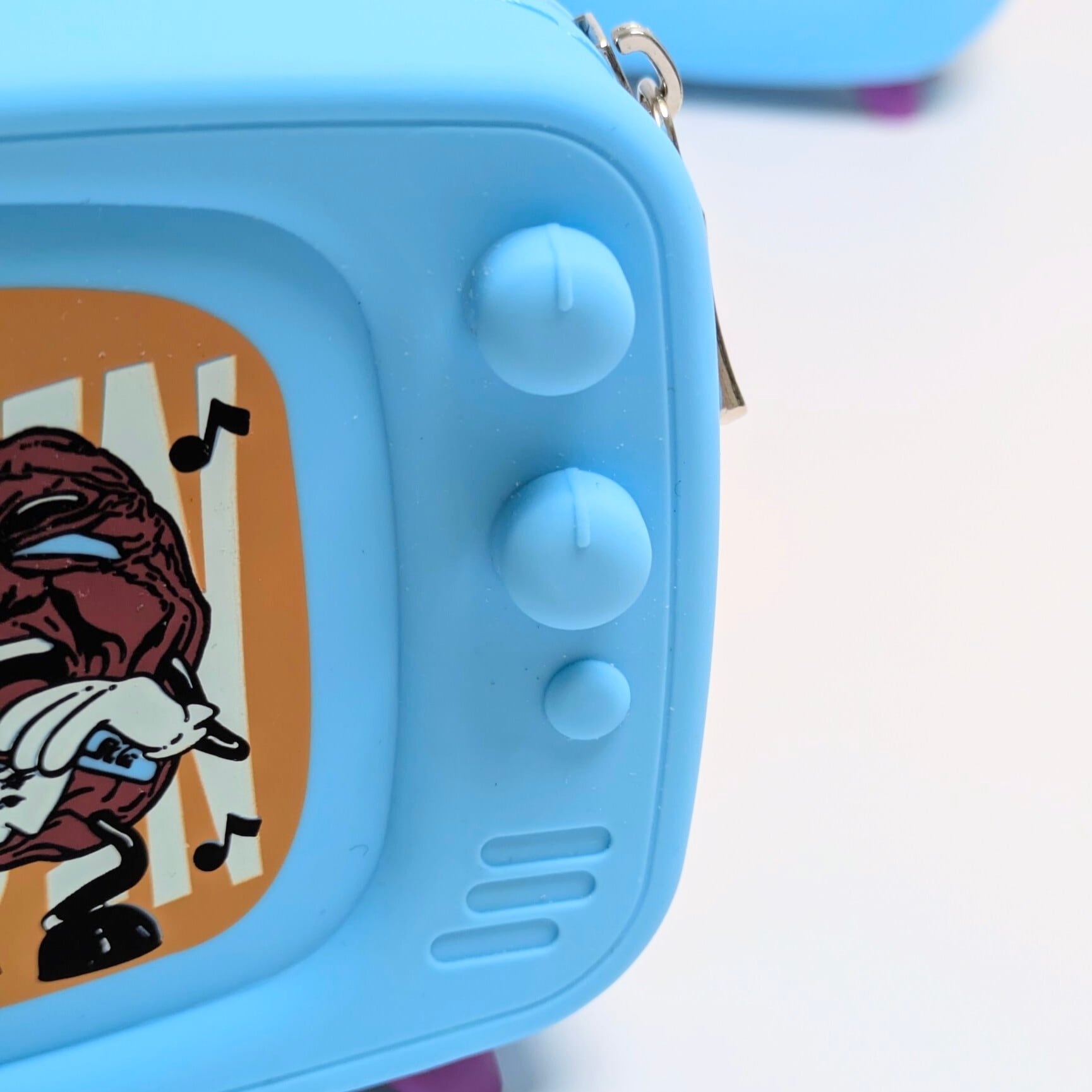 【 California Raisins( カリフォルニアレーズン ) 】SILICONE POUCH ( シリコーンポーチ ) TV / テレビ型 / 小物入れ / コインケース / コスメポーチ 〚アメリカン雑貨 アメトイ〛