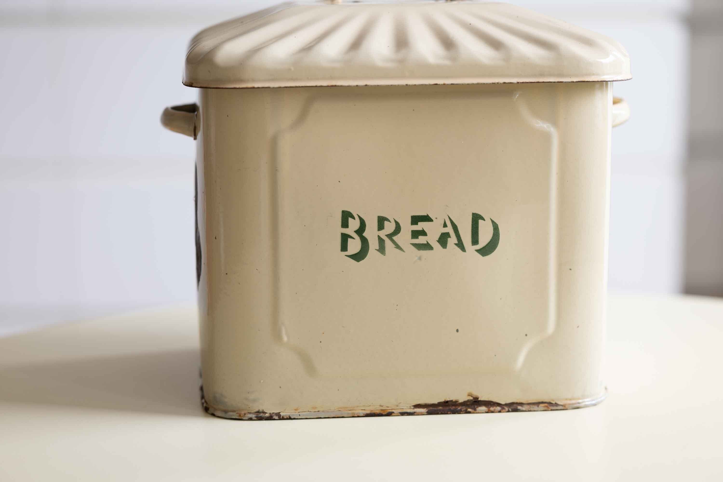 英国アンティーク ブレット缶 No.74 小ぶり クリーム色 底の継ぎ目に小さな穴