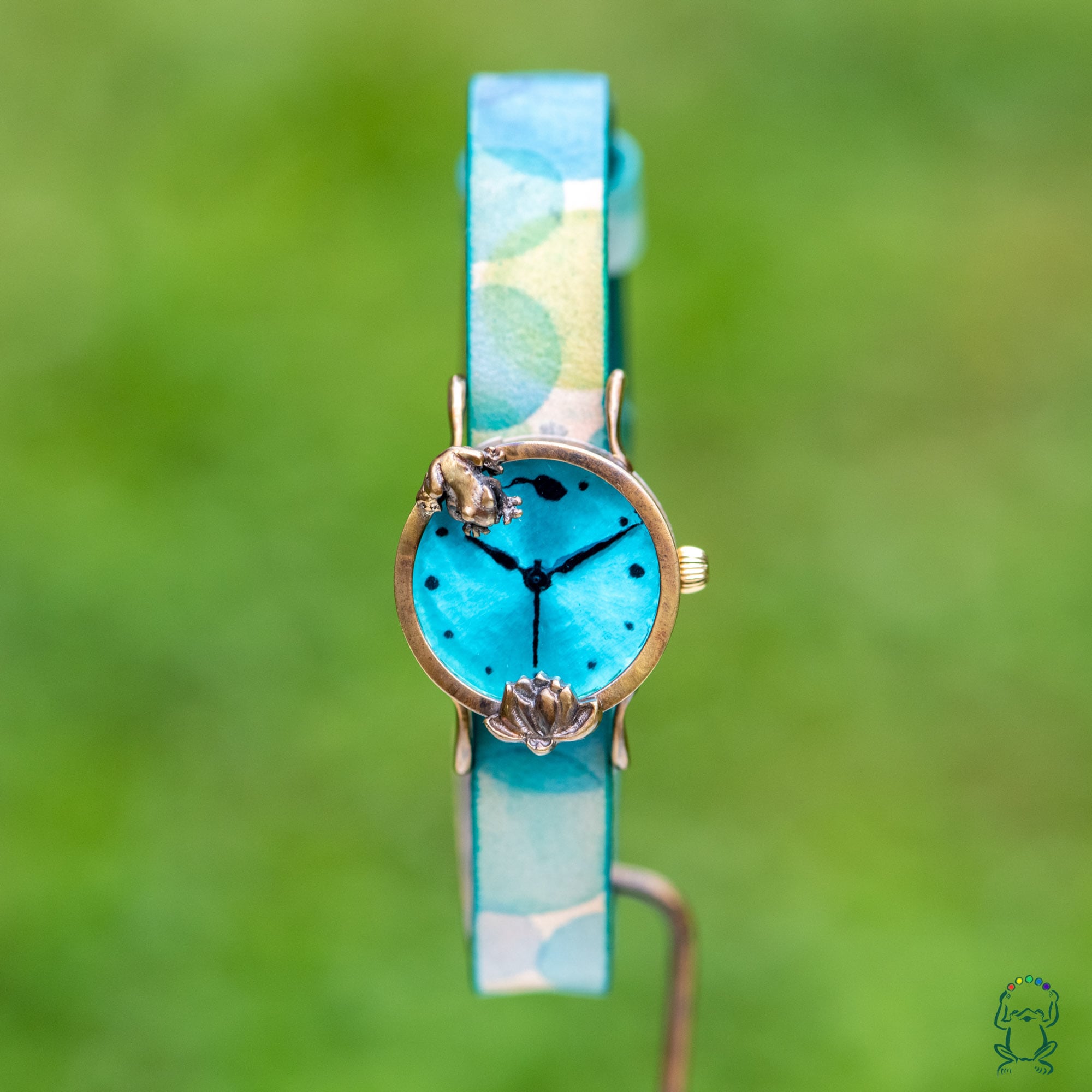 蓮池の我が子を見つめる蛙腕時計Sスカイブルー | Pay ID