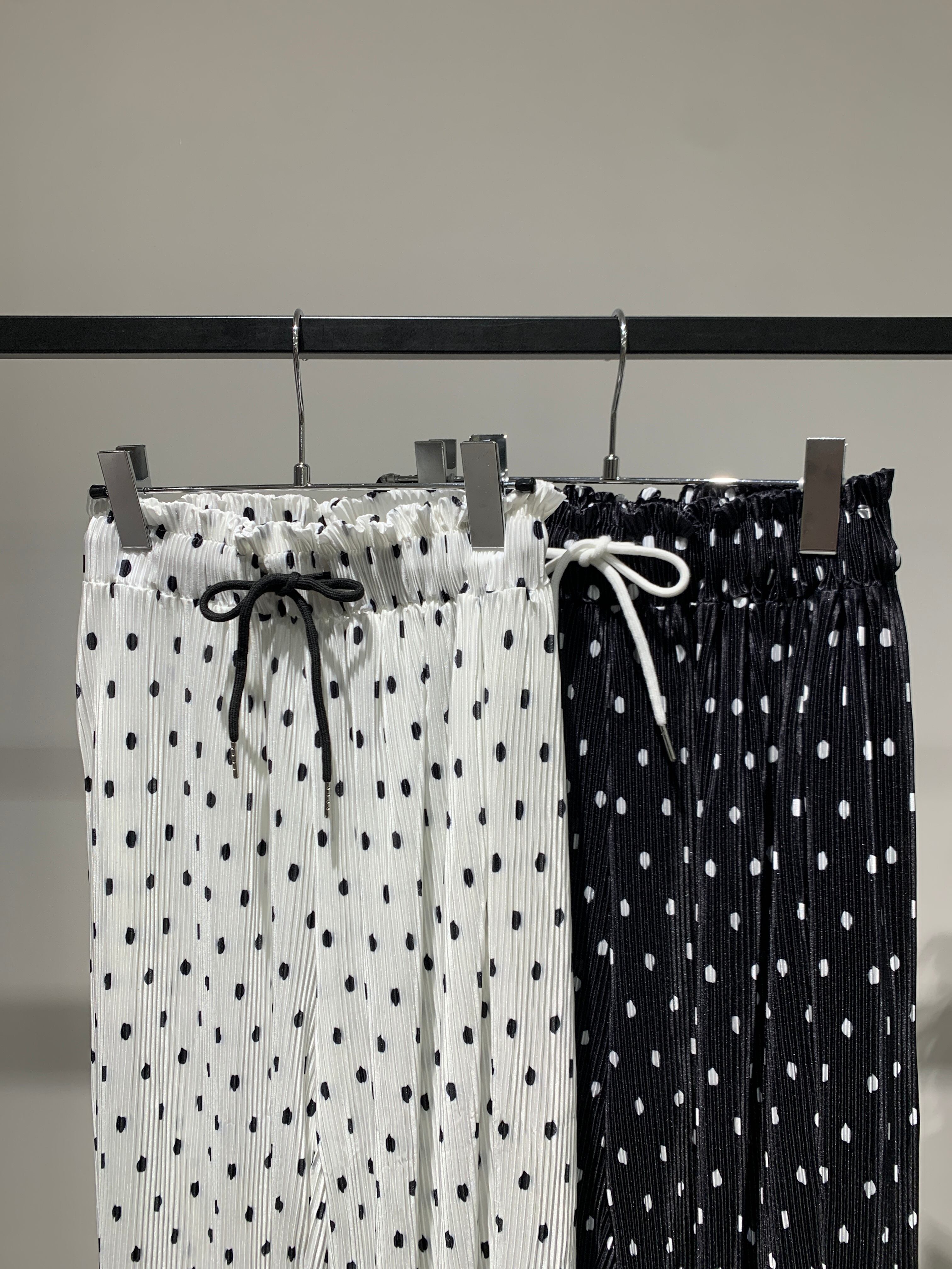 dot pattern relax pleats pants