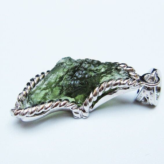 モルダバイト ペンダント モルダウ石 ペンダントトップ 原石 一点物 メール便可 [M便 1/20] 199-544