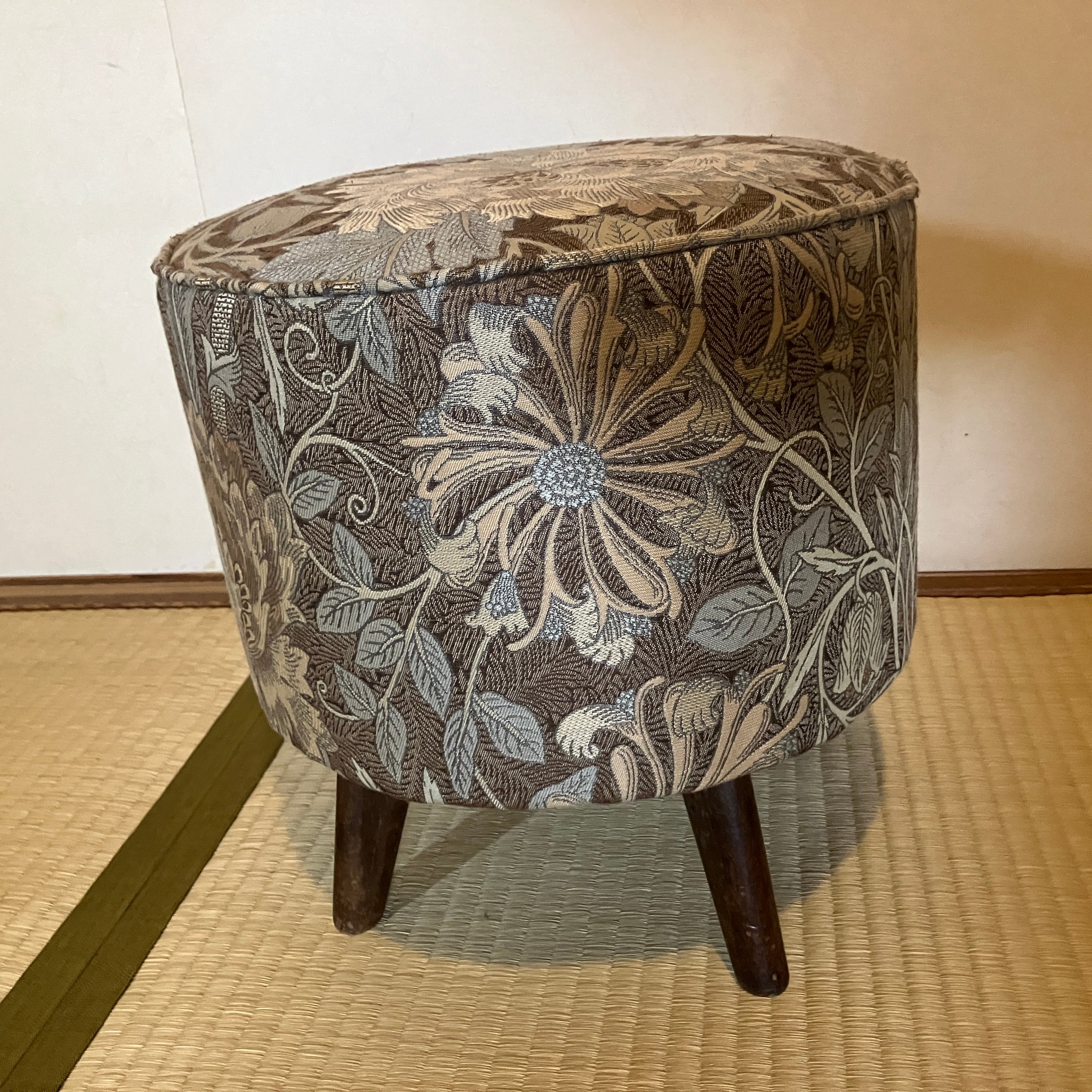 モリス生地張り替え 小スツール 鏡台の椅子？ コロンとした形が