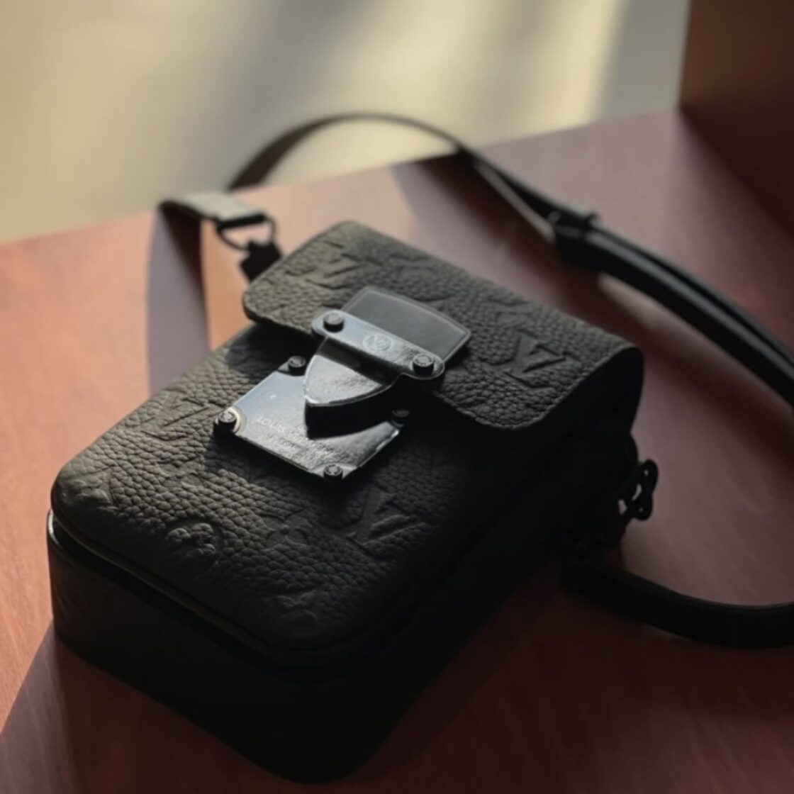 Louis Vuitton ルイヴィトン Sロック ヴェルティカル・ウェアラブル 