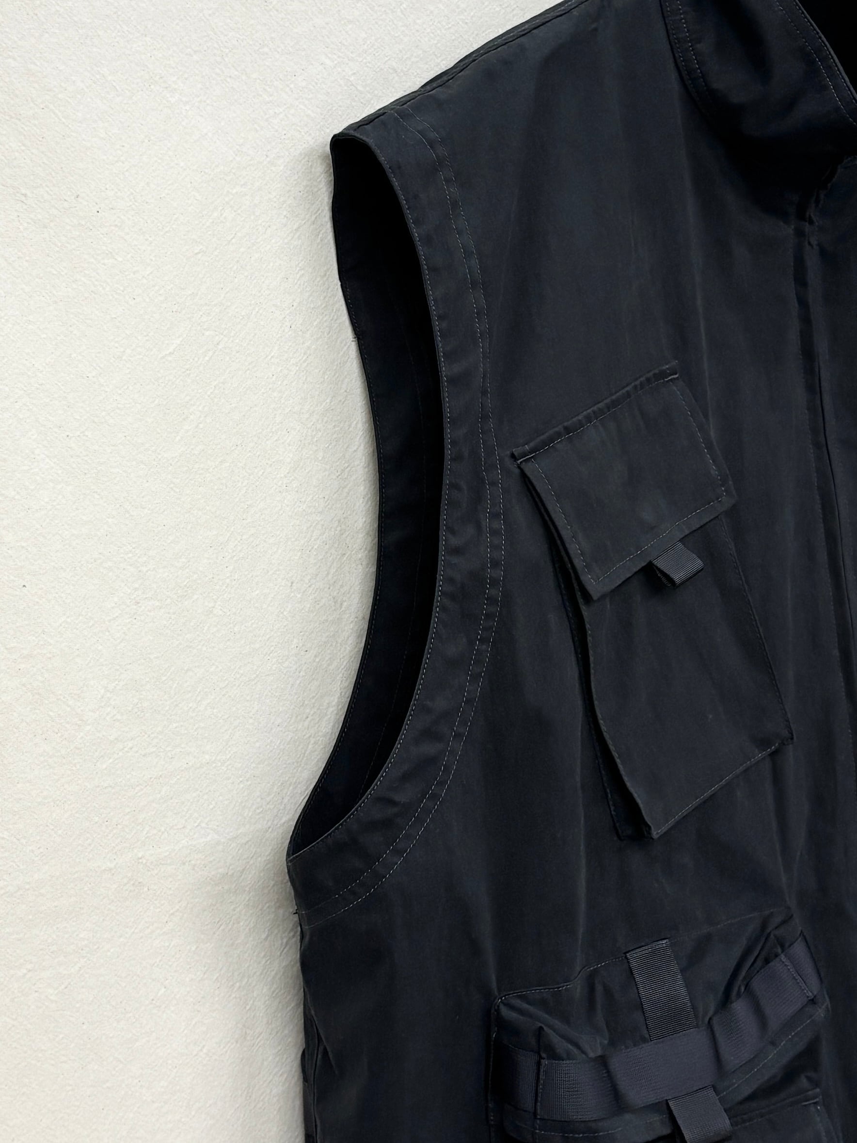 ESSAY / UTILITY VEST (BLACK) | THE MODERN AGE