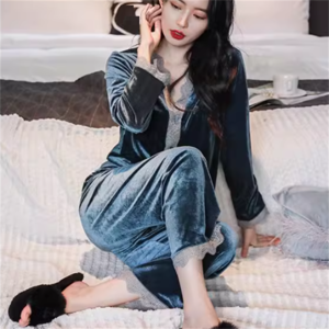 【送料無料】 パジャマ ナイトウェア ルームウェアレディース 5色 上下セット ロング 長袖 Vネック Aライン フレア ボタン ベルベット エレガント 可愛い 大人可愛い きれいめ シンプル カジュアル シック コンサバ 華やか 大人 上品 おしゃれ お洒落 主役級 こなれ感 高見え 高級感 無地 秋 冬 女性用 ママ 20代 30代 40代 部屋着 普段使い ファッション コーデ スタイル 楽ちん 体型カバー 美脚 脚長 定番 着痩せ ホワイト ブラック レッド ブルー ピンク モノトーン