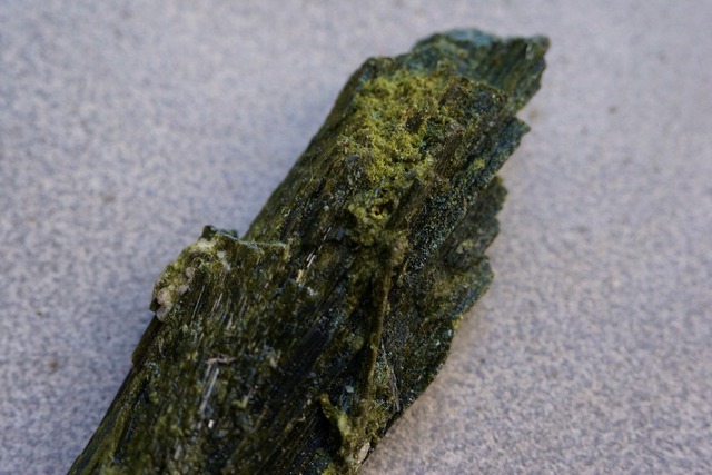 エピドート　緑簾石　Epidote