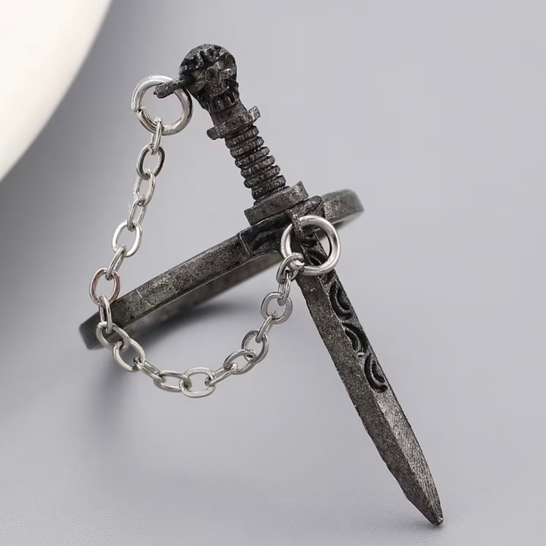 呪具の指輪『死霊王の古剣』【15号】 | 異世界雑貨屋