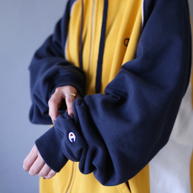 "Champion" 3-tone switching design over silhouette zip-up sweat parka