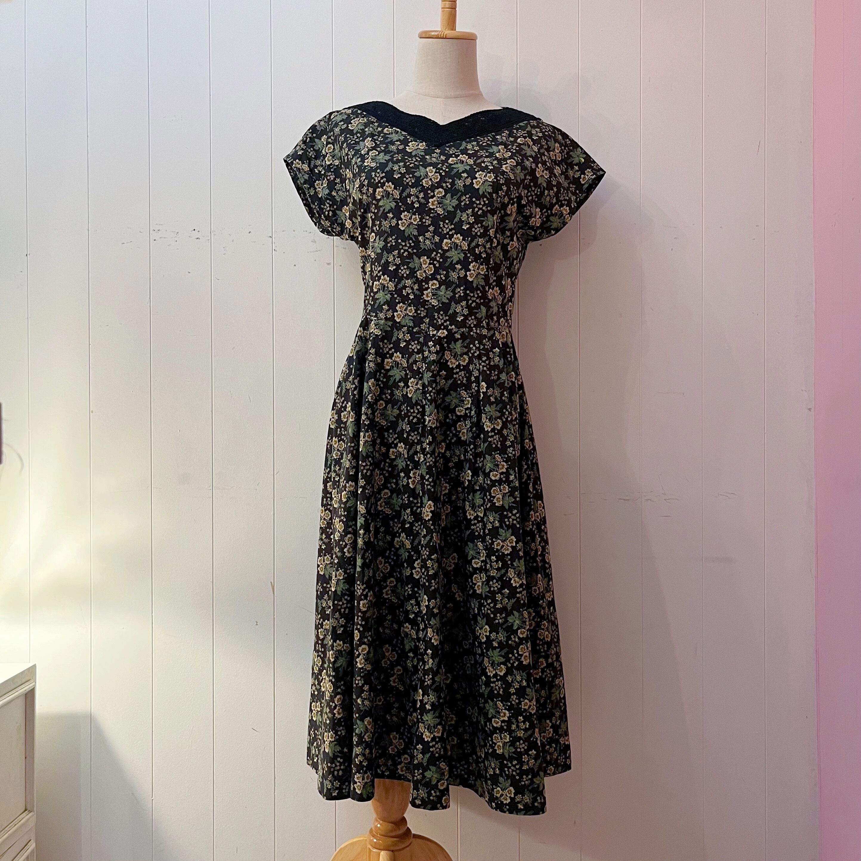 black lace flower tuck one-piece