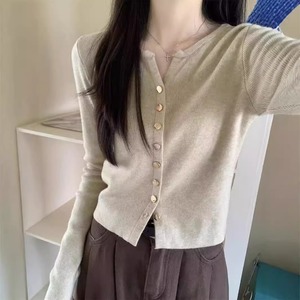 ゴールドボタン スキッパー ニットカーディガン レディース トップス ニット カーディガン 羽織 ミディアム 長袖 キーネック 襟なし スリム 細身 リブ 前開き リブニット ボタン かわいい 大人可愛い きれいめ シンプル カジュアル 上品 おしゃれ こなれ感 存在感 無地 春 秋 冬 ママ 通勤 学生 学校 通学 デート お出かけ 旅行 公園 女子会 休日 ショッピング カフェ 重ね着 普段使い 着回し レイヤード フリーサイズ 黒 ブラック カーキ アプリコット