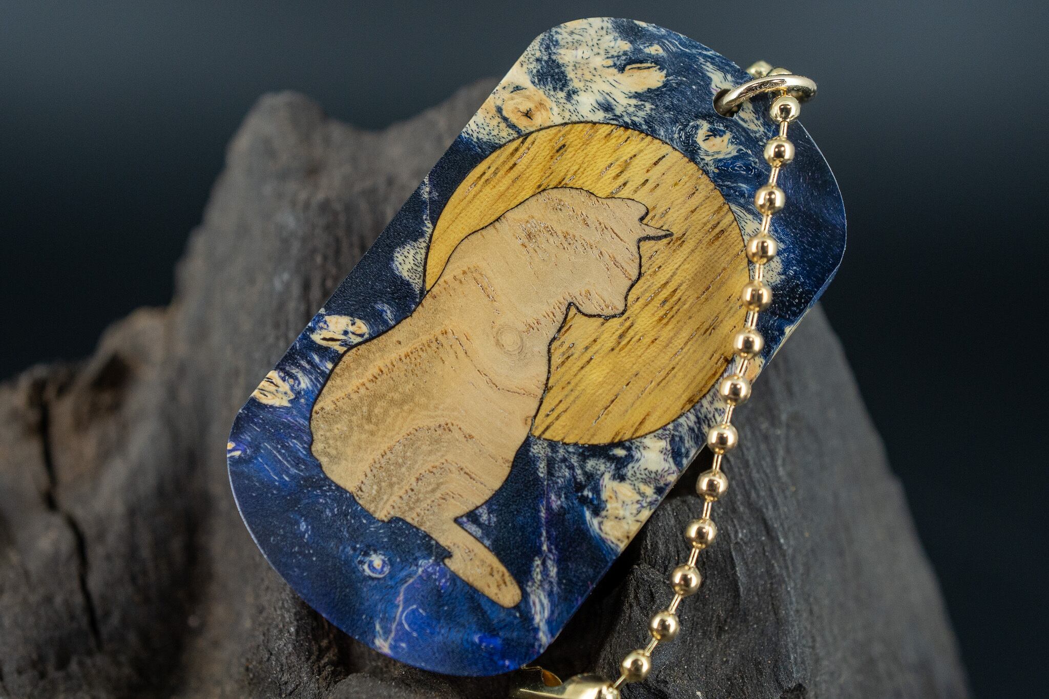 【カナダの象徴】 ハードメープル 瘤杢 スタビライズウッド ドッグタグ 象嵌 横を向く上品な猫