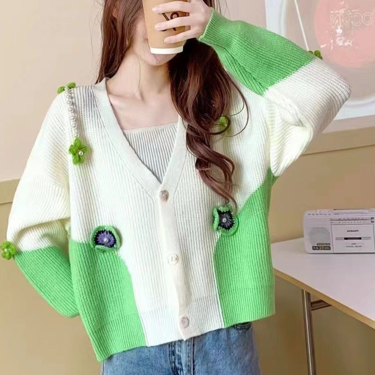 トップス レディース カーディガン 長袖 Vネック ストレート ワイド 切り替え パール かわいい 大人可愛い カジュアル フェミニン おしゃれ おとな ナチュラル こなれ感 ラフ ラブリー キュート ガーリー ルーズ 個性的 レトロ 抜け感 華やか 爽やか 存在感 主役級 ポップ 無地 花 OL 通勤 学生 通学 デート お出かけ 女子会 休日 フリーサイズ パープル グリーン 春 秋 冬 10代 20代 30代 40代 韓国 韓国系 着回し 普段使い 体型カバー ファッション コーデ モテ 送料無料