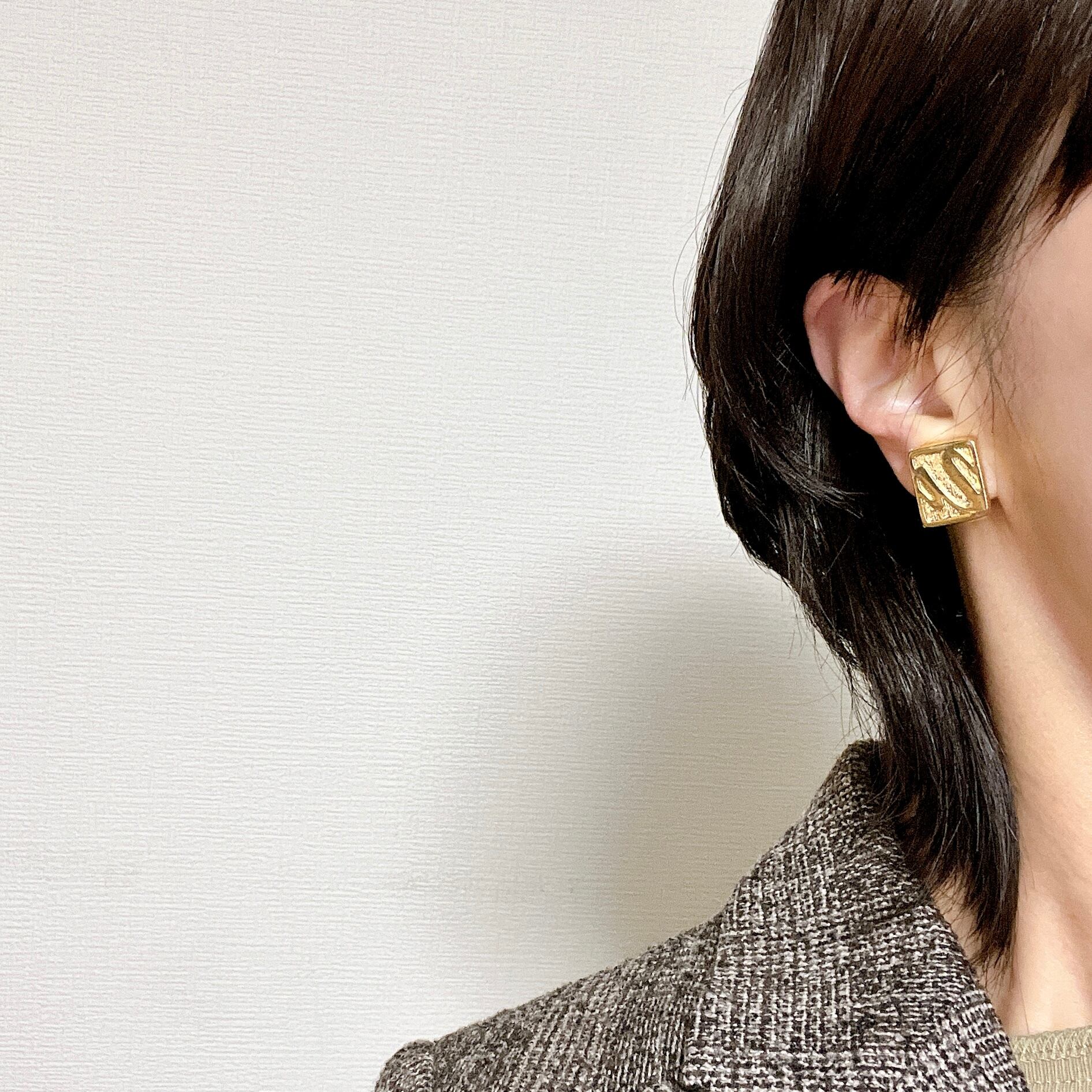 Y669-ヴィンテージイヤリング・ CHARLS REVSON ULTIMA Ⅱ ・Gold tone rectangular plate  embossed design clip earrings eslup_boutique