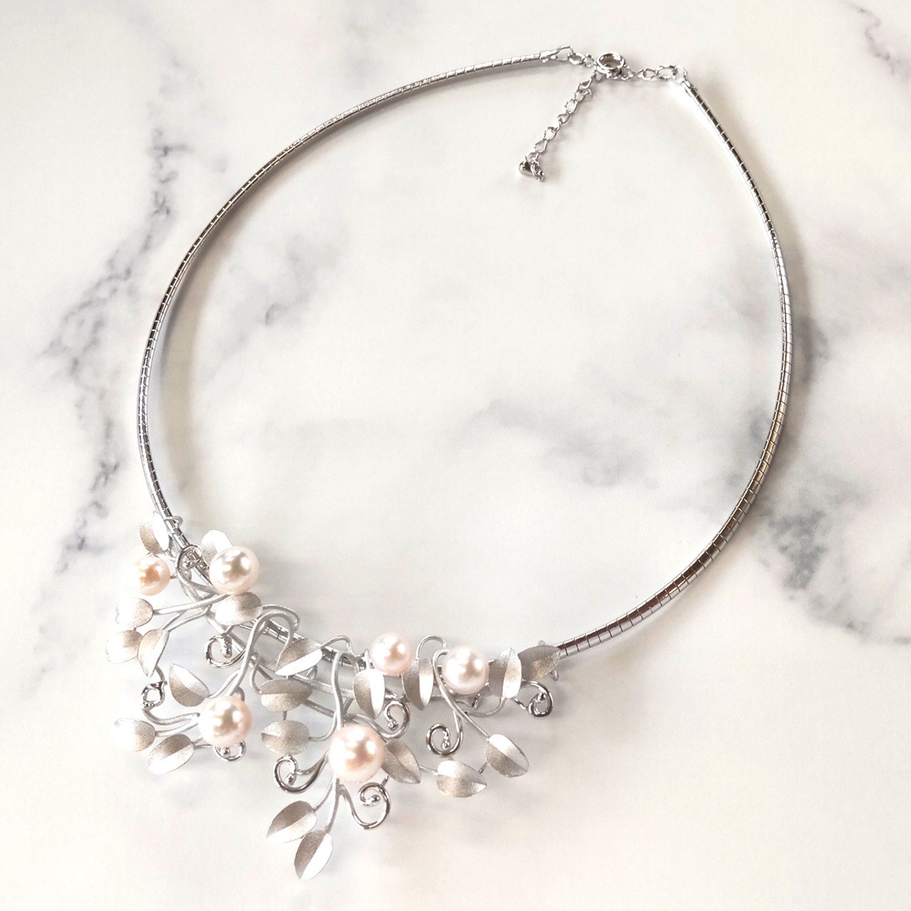 「繊細な美しさ」アコヤ真珠ネックレス（はずしてブローチとしても使用できます）