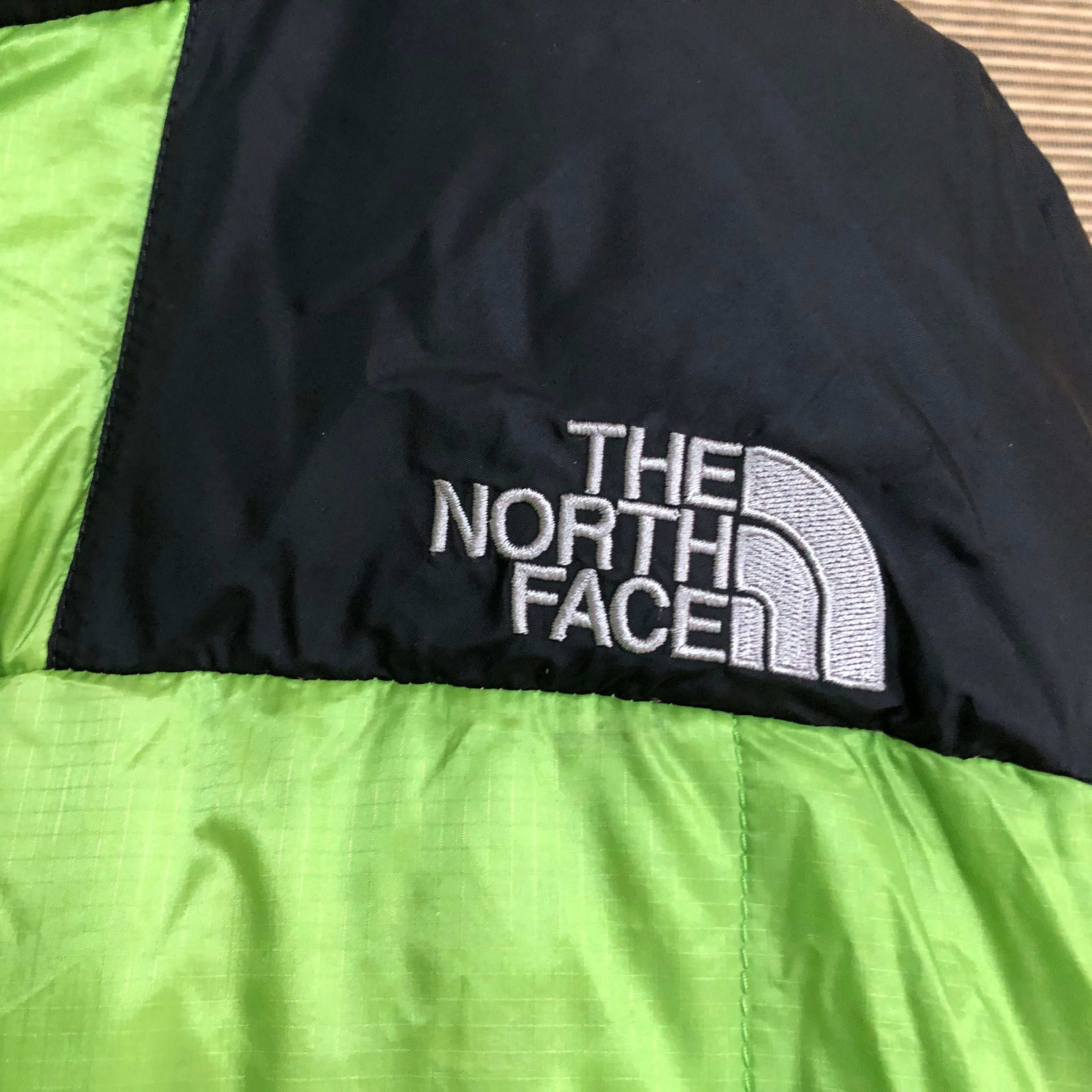 ノースフェイス ダウンジャケット 刺繍 サミットシリーズ 800 黒緑 肩 