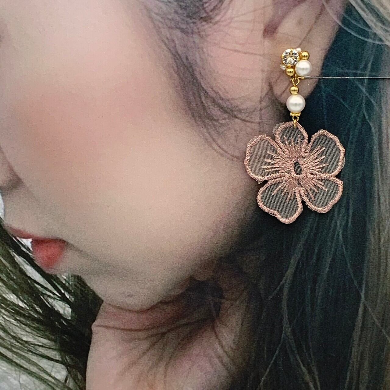 キラキラレースフラワーピアス／イヤリング | CARA handmade