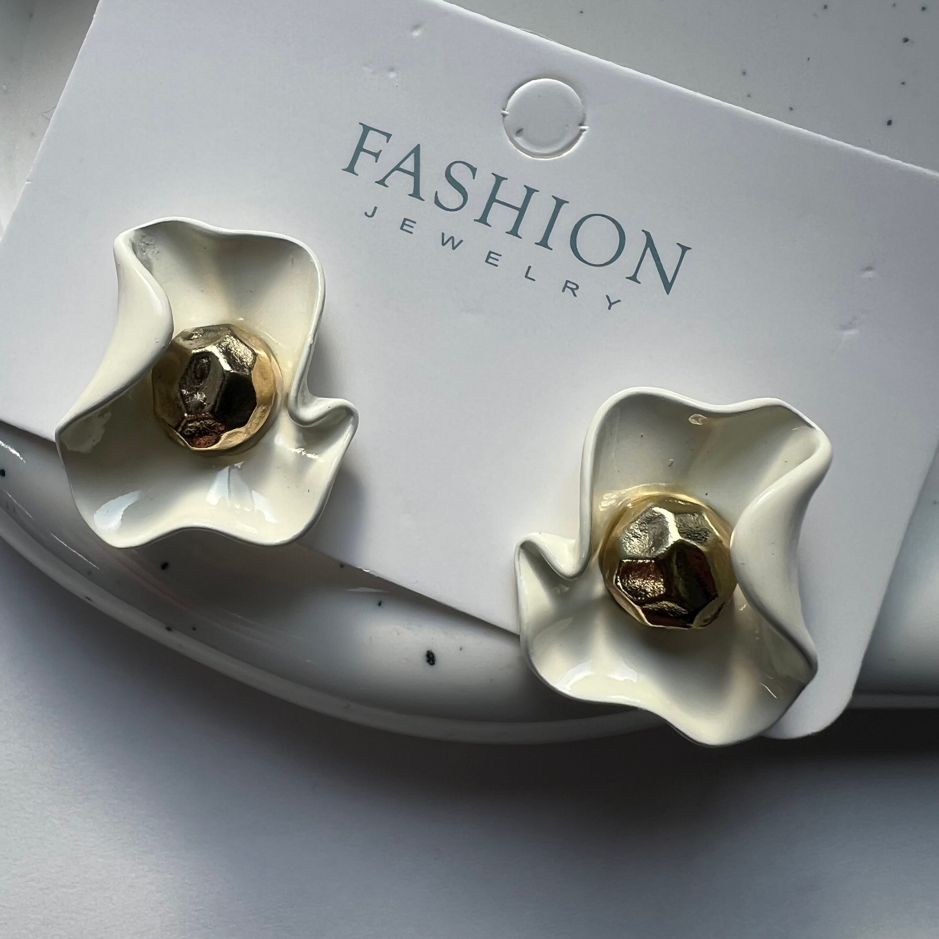 うにょうにょホワイトピアス | MASHERI partsshop