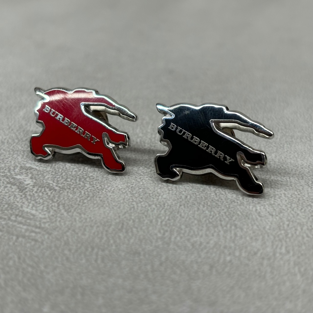 【Burberry】pins バーバリー　ピンズ　赤　黒　pins