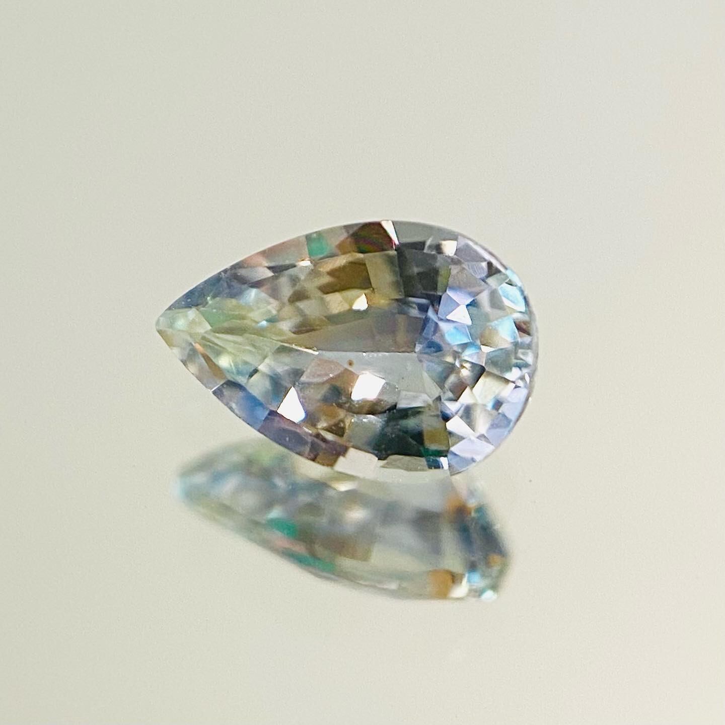 花の上の雫　サファイア