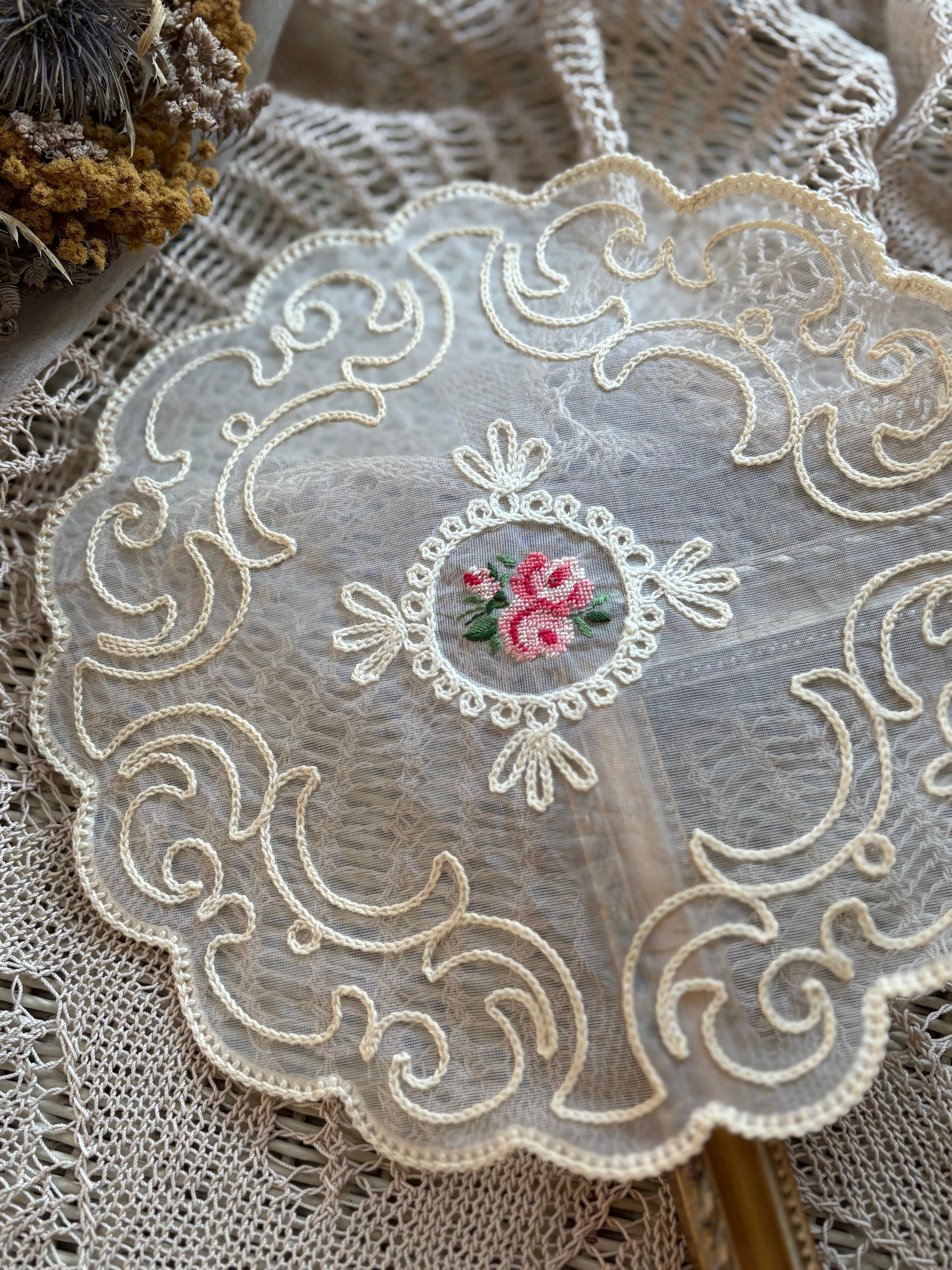 フランス Vintage ヴィンテージ Roseの刺繍 ドイリー プチポワン 敷物 ハンドメイド素材 インテリア小物 カットワーク