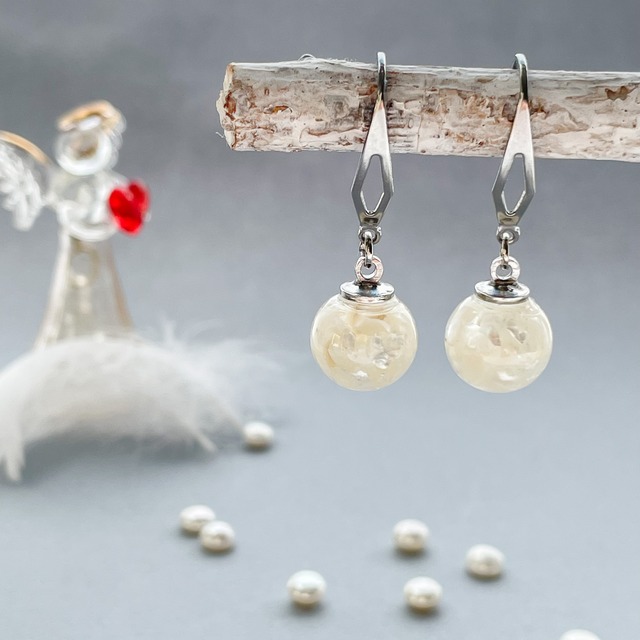 【送料無料】淡水パールのガラスドームピアス　シンプル　軽い揺れる　シルバー　金属アレルギー対応　キラキラ　オールシーズン