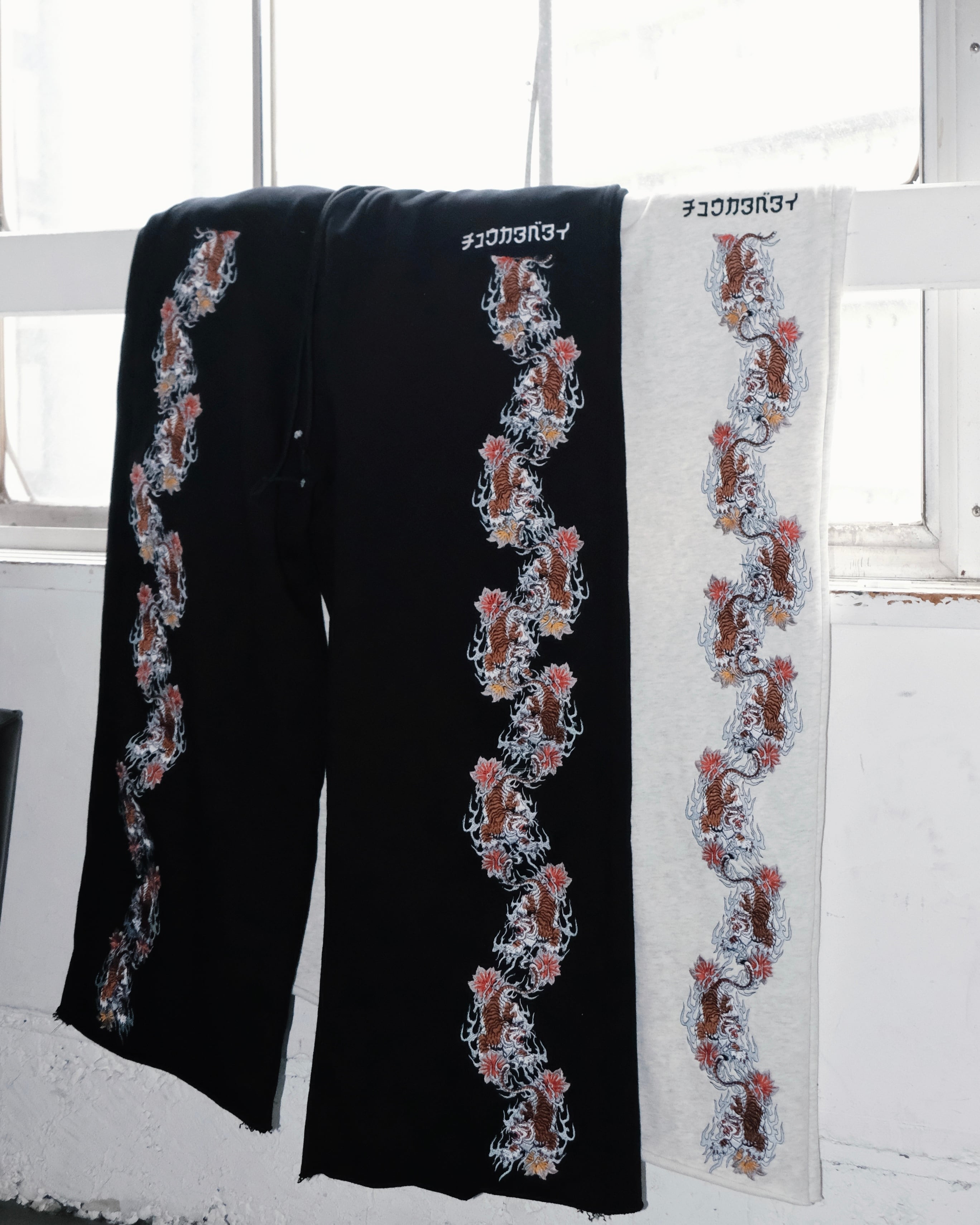 【100着限定完売】DALLカモ×蛇柄 バギーパンツ 極太シルエット 刺繍入り Tiger line sweat pants/Black | チュウカタベタイ