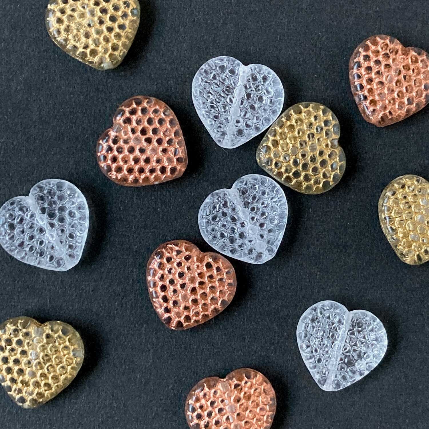 つぶつぶ模様のハートチェコビーズ | Dua-アクセサリーパーツショップ