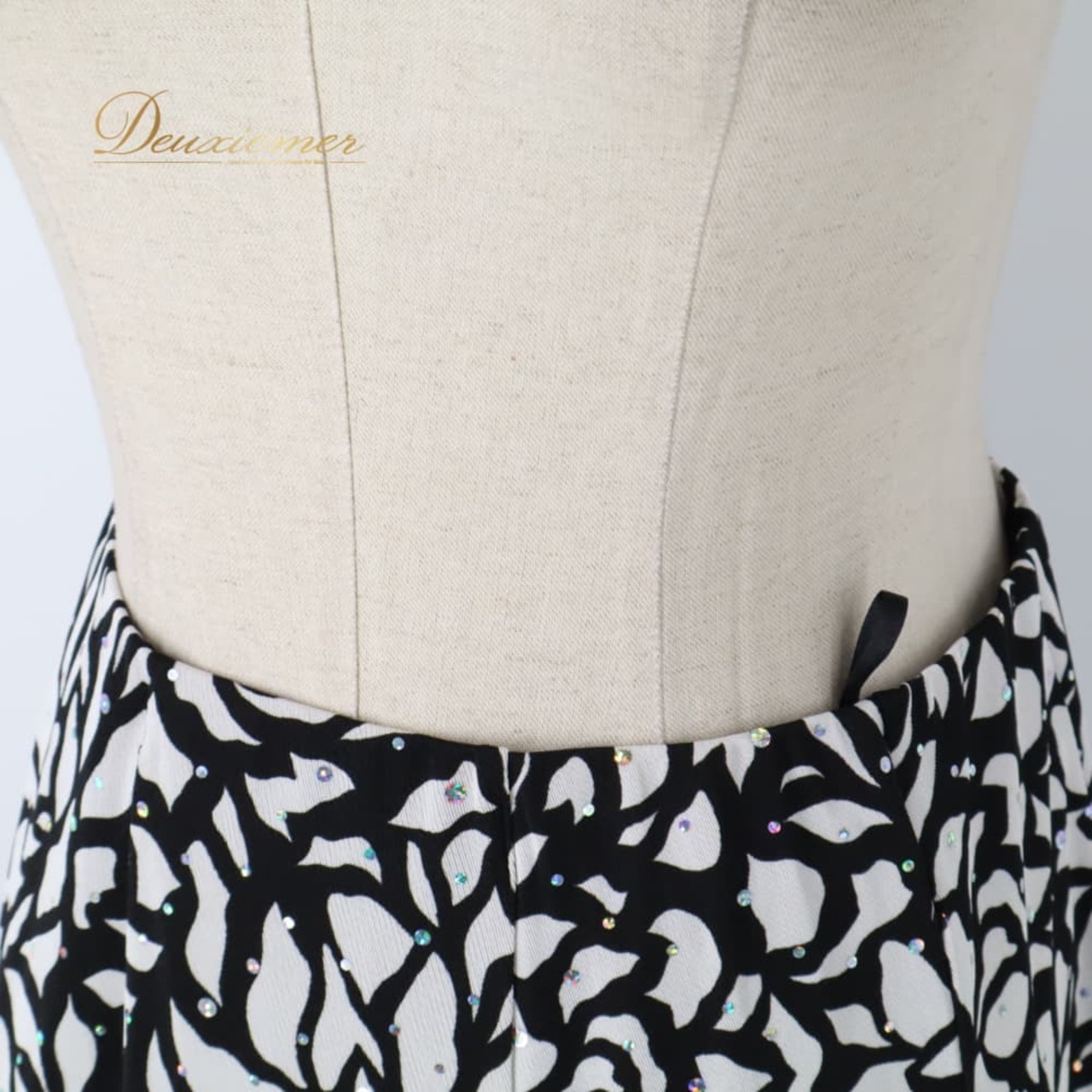 社交ダンス 衣装 スカート レッスンウェア ブラック系 ホワイト系 黒 白 キラキラ レース 練習着 練習用 シック スタンダード モダン 上品 気品 エレガント かわいい 大人っぽい 華やか ステージ衣装 舞台衣装 レディース ダンス衣装 ダンス用品 競技ダンス ソシアルダンス ボールルームダンス 黒白 バイカラー カワイイ フレア すそ 長め ウエスト ゴム 伸縮性あり ポリエステル