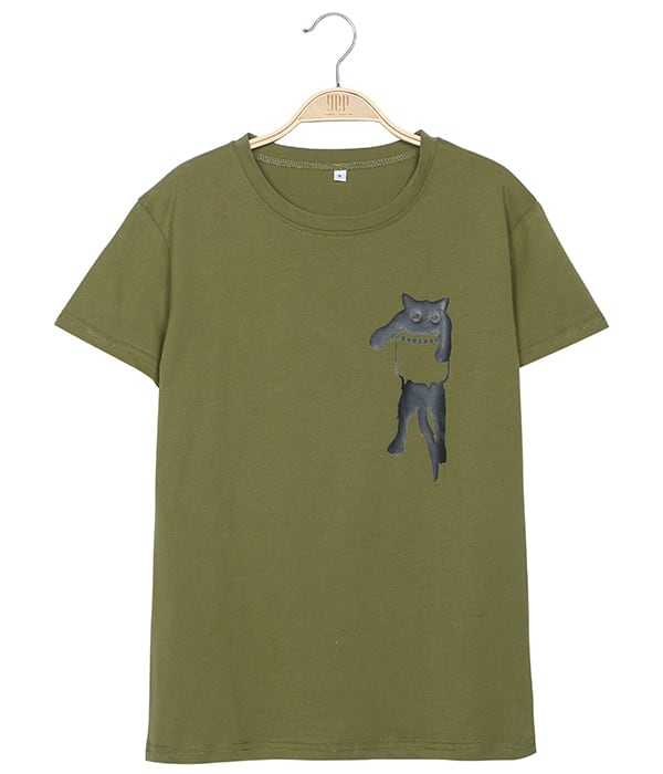 胸ポケットでリラックスしている猫ちゃんに注目！デザインUネック半袖T