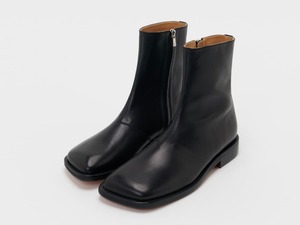 Hender Scheme” bear foot inside zip boots”