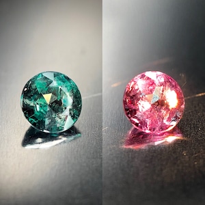 カラーチェンジの妖艶な魅力 0.18ct 天然アレキサンドライト