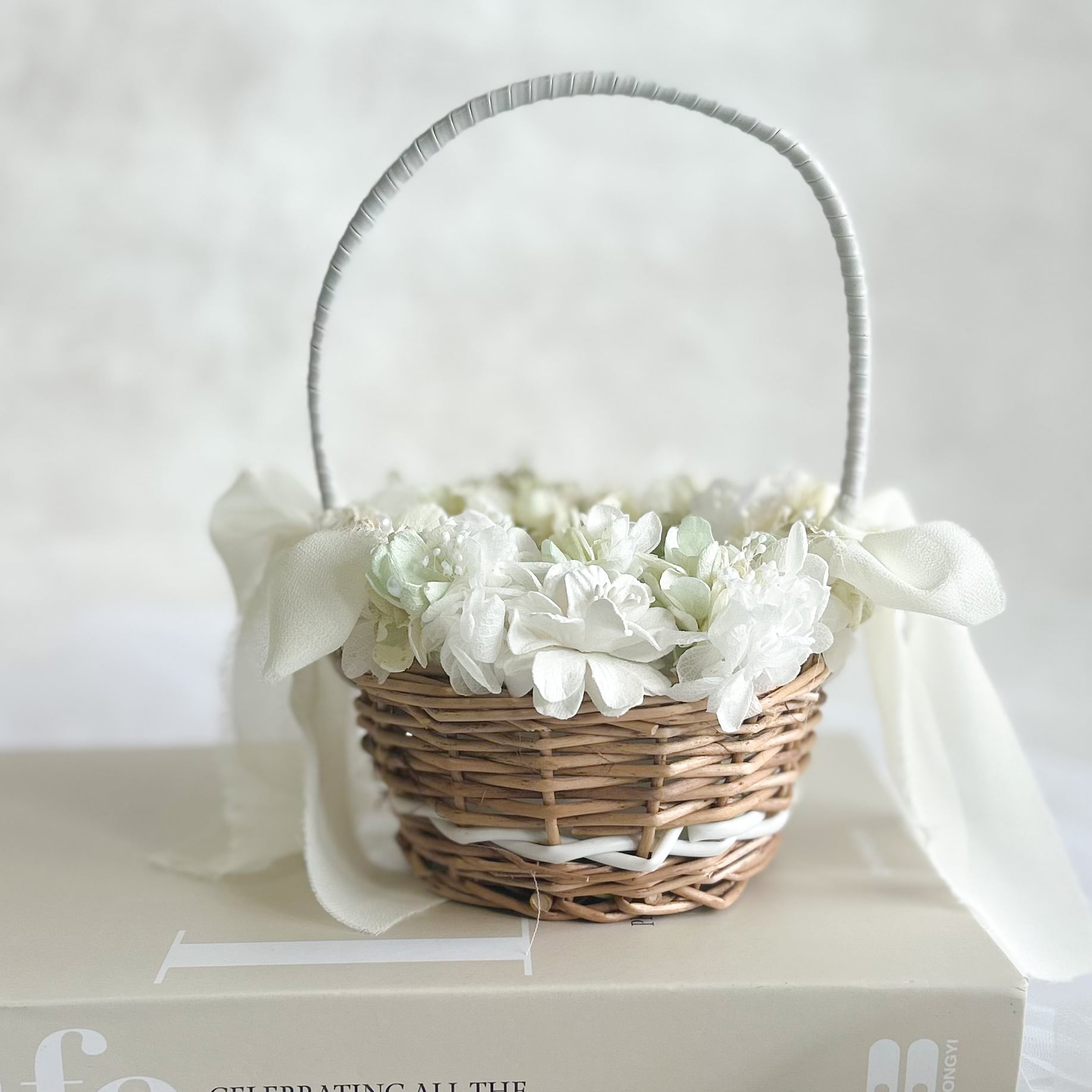 Circle greengold ring pillow （white）