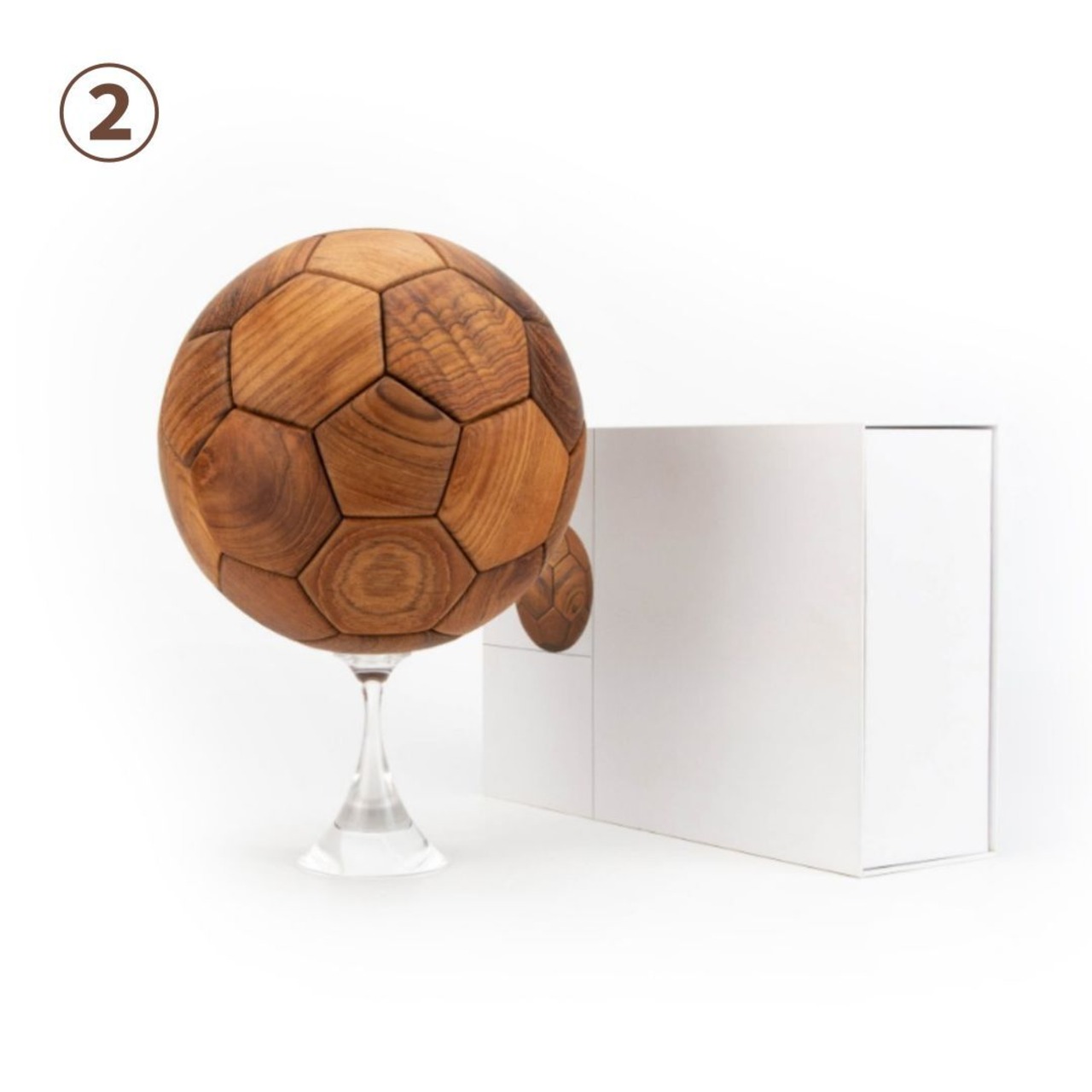 木製サッカーボール オブジェ│組立式 無垢材 ハンドメイド インテリアアート│スポーツギフト 立体ディスプレイ スタンド付き│高級木工クラフト 北欧風デザイン 置物 装飾品