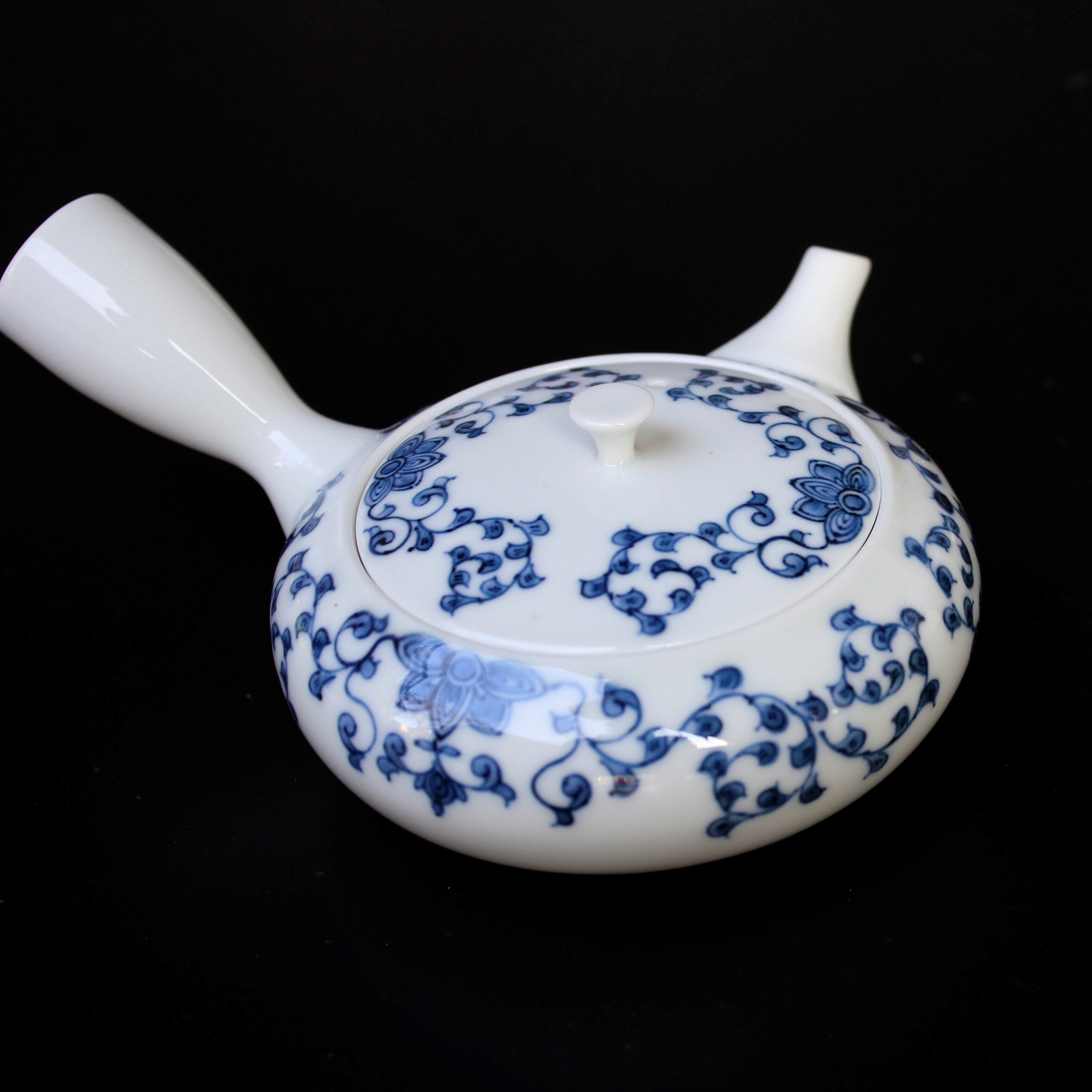 平戸焼染付 秋草文手 向付 AS 平戸松山 花唐草 玉露急須 | 芦屋貴兆陶家 online shop