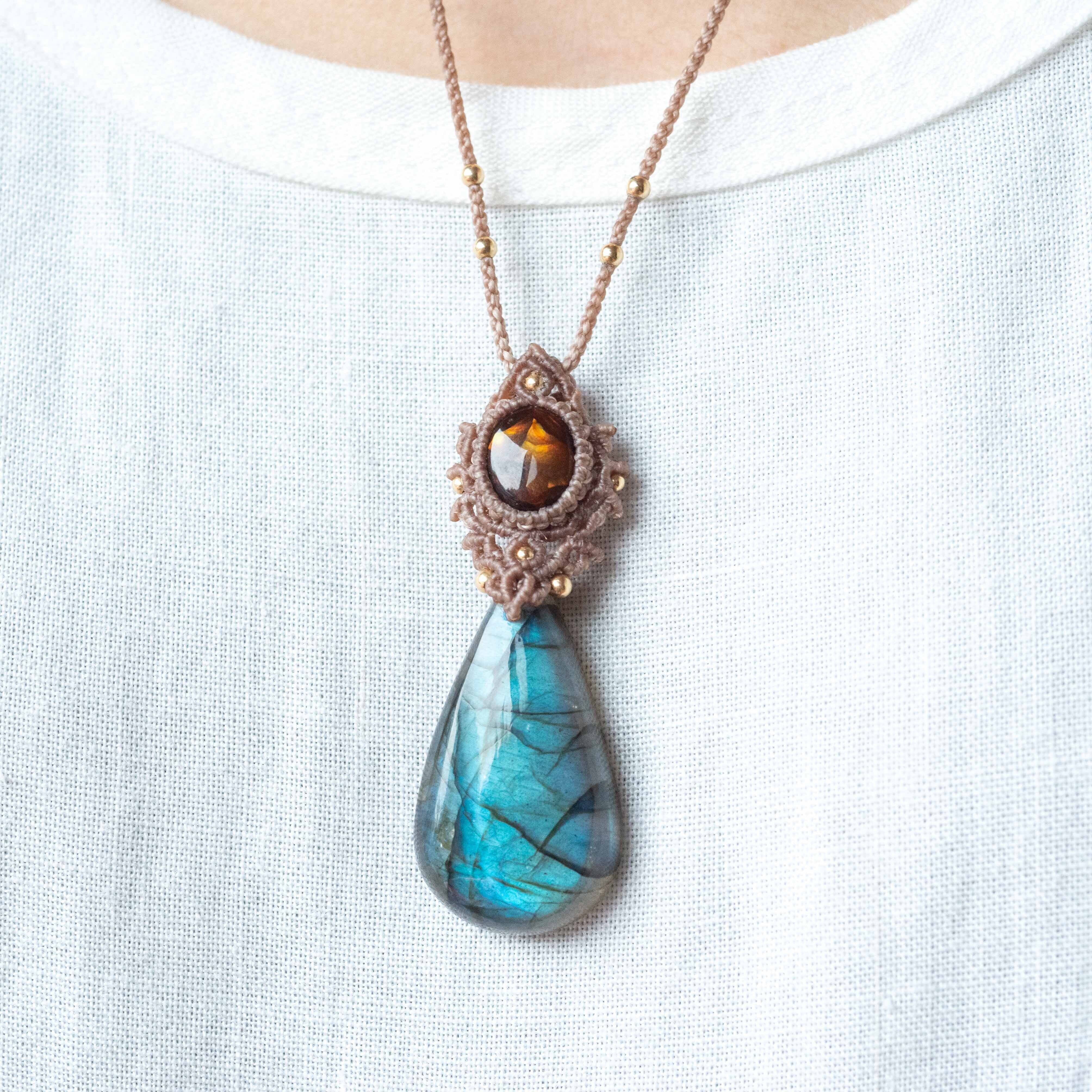 ラブラドライト+ファイヤーアゲートのマクラメ編み 天然石ネックレス