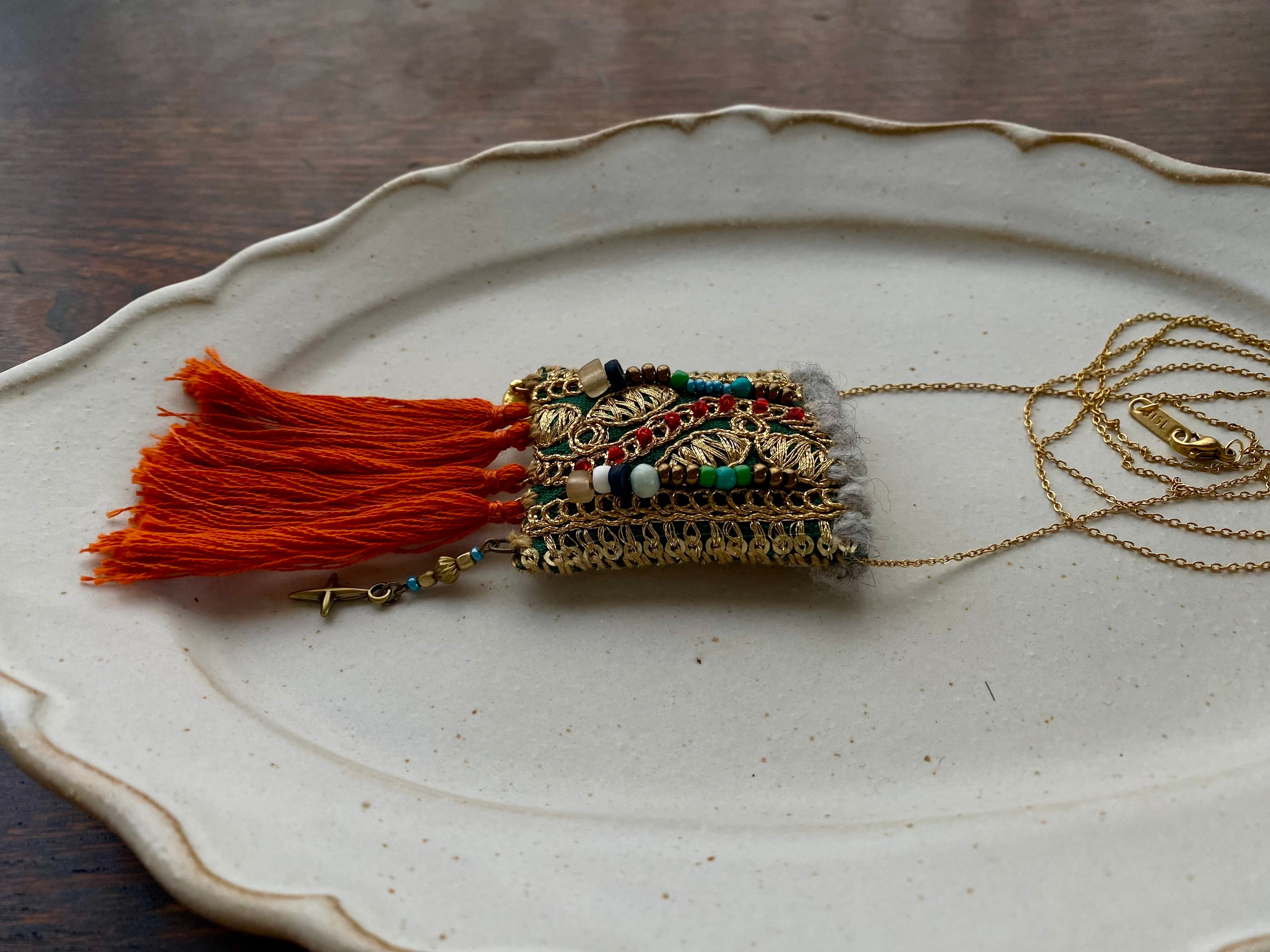 インド刺繍リボンと、タッセルのペンダント(Chinese orange) | 桂花