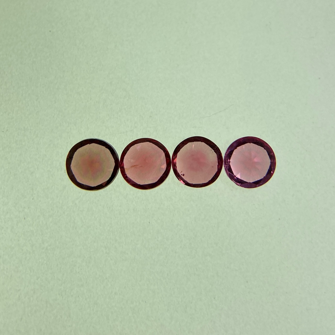 丸いスピネル 4点セット 約3.2mm r-0311