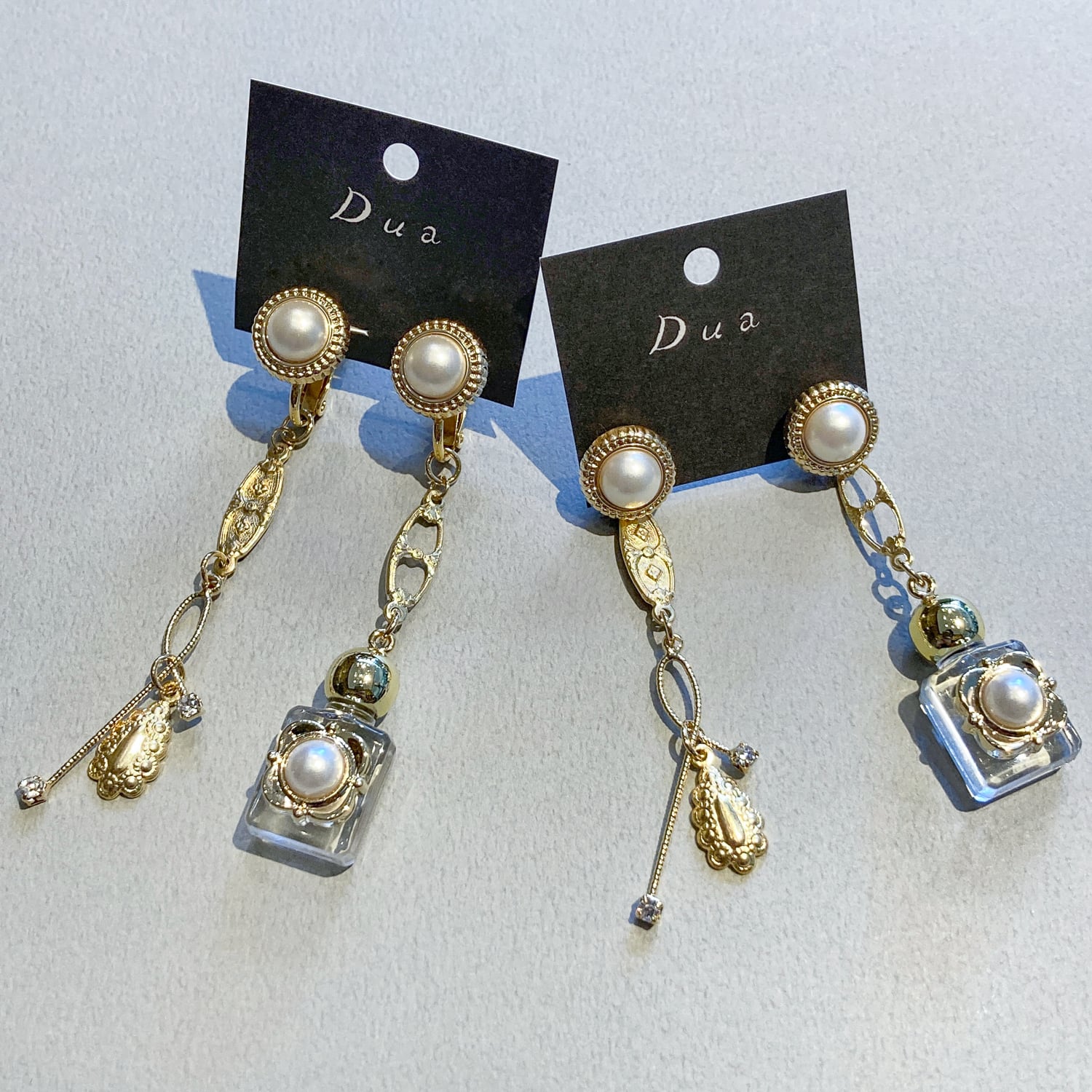 78 お高級ボタンの個性的アクセサリー　ピアス・イヤリング パールボタンとUSA真鍮チャームの香水瓶〈ピアス/イヤリング〉 | Dua