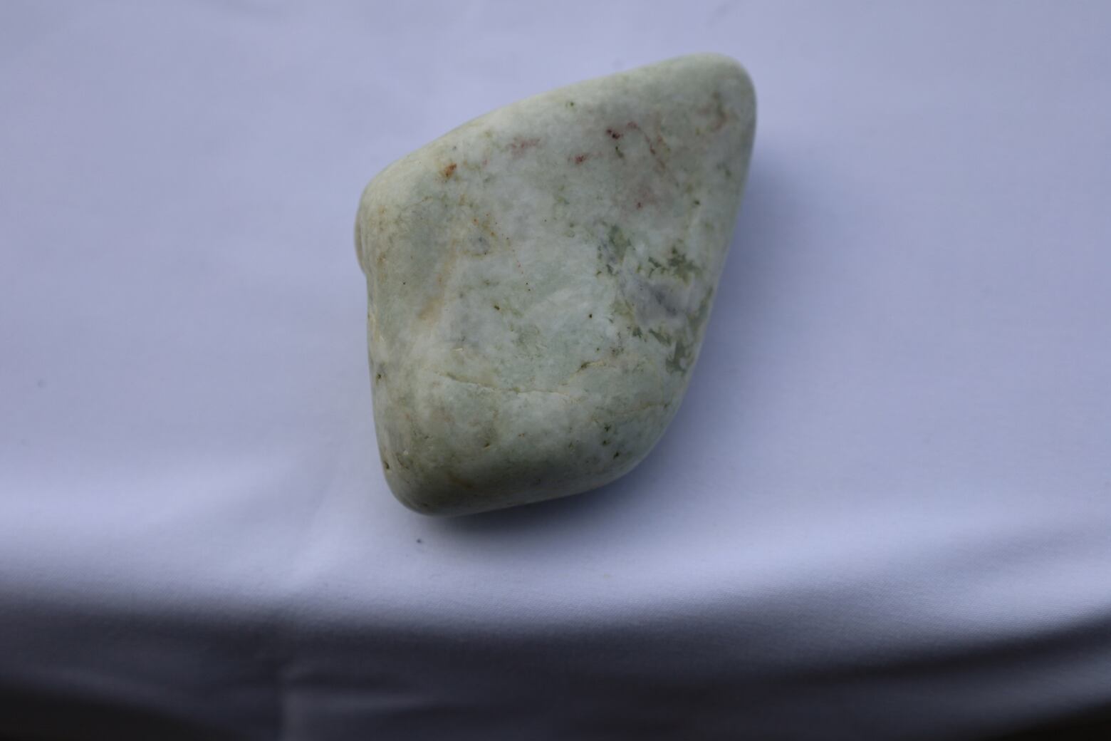 水晶、翡翠、蛇石、どれも原石です。 国産天然石 糸魚川産ひすい原石 1．65kg 天然石販売 名取